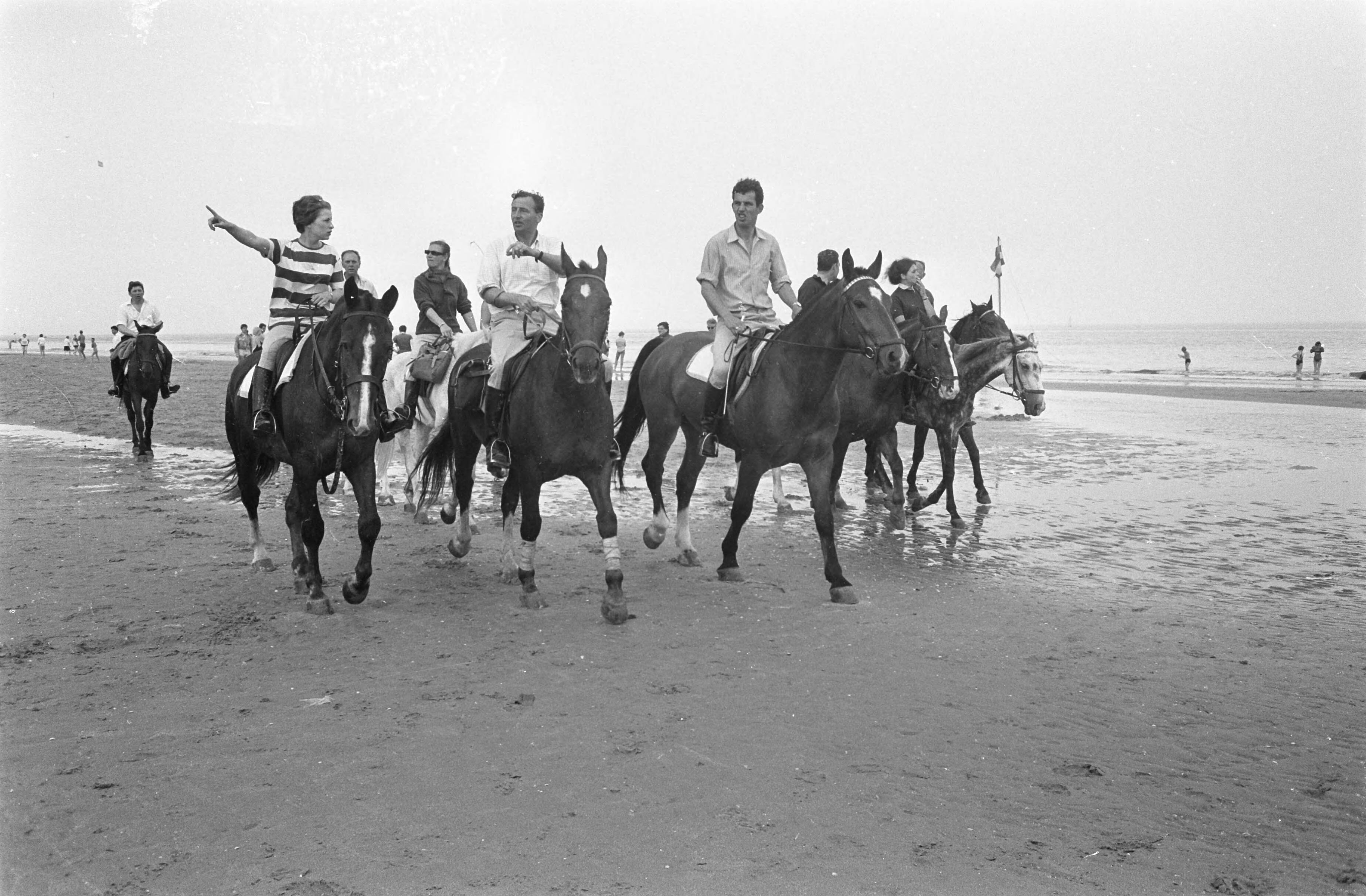 Fotocollectie Anefo — Pinksteren. Drukte op Zandvoort. Paardrijden op het strand — Foto: Koch, Eric / Anefo. Licentie: Set B: Rechtenvrij / Publiek Domein. Bron: Nationaal Archief. http://hdl.handle.net/10648/ab4311fc-d0b4-102d-bcf8-003048976d84