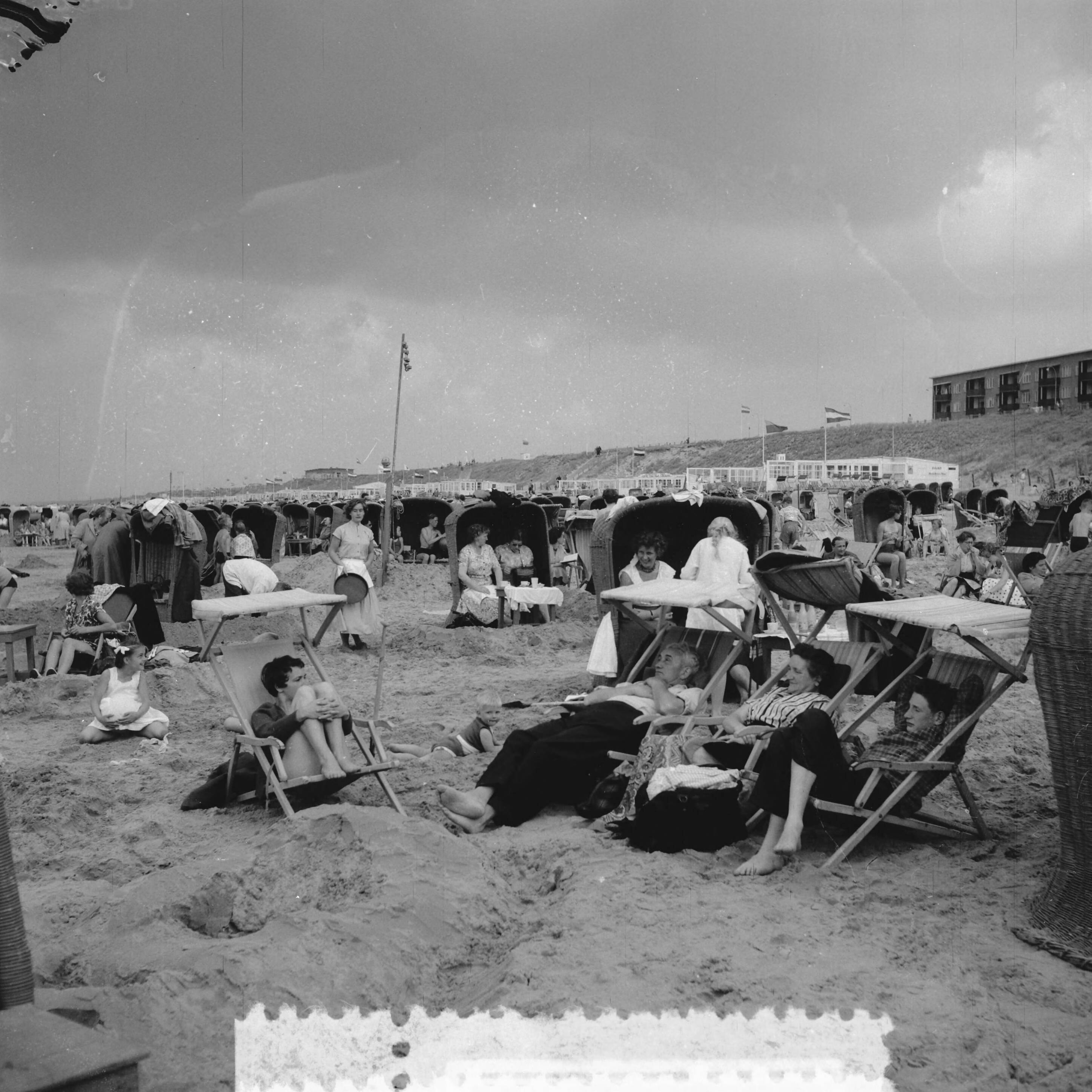 Fotocollectie Anefo — Plaatjes Zandvoort — Foto: Noske, J.D. / Anefo. Licentie: Set B: Rechtenvrij / Publiek Domein. Bron: Nationaal Archief. http://hdl.handle.net/10648/a94daeac-d0b4-102d-bcf8-003048976d84