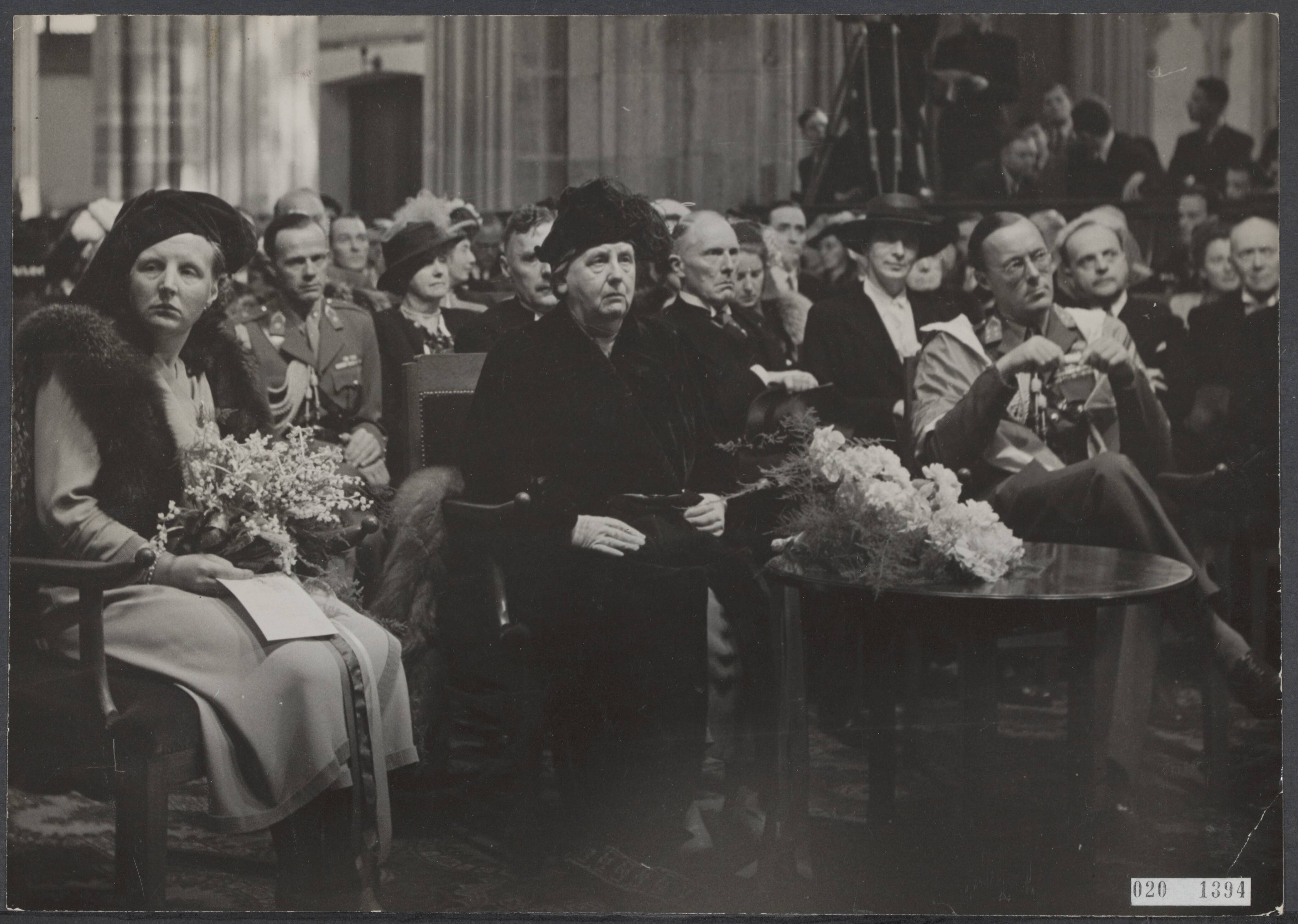Fotocollectie Elsevier Binnenland — Erepromotie van Mevr. Eleanor Roosevelt, weduwe van President Roosevelt van VS, bij de Rijksuniversiteit Utrecht in de Domkerk te Utrcht. Vlnr prinses Juliana, koningin Wilhelmina, prins Bernhard (Eredoctor sinds 1946) — Foto: Onbekend / Publiek Domein of Rechtenvrij. Licentie: Set B: Rechtenvrij / Publiek Domein. Bron: Nationaal Archief. http://hdl.handle.net/10648/adcdc214-d0b4-102d-bcf8-003048976d84
