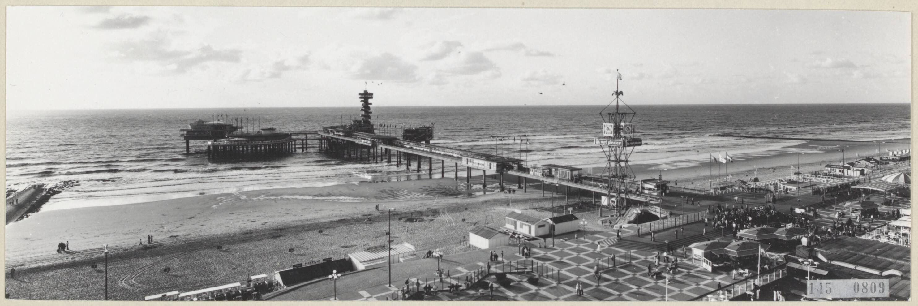 Fotocollectie Rijksvoorlichtingsdienst Eigen — Pier te Scheveningen — Foto: Rijksvoorlichtingsdienst (RVD). Licentie: Set B: Rechtenvrij / Publiek Domein. Bron: Nationaal Archief. http://hdl.handle.net/10648/af746758-d0b4-102d-bcf8-003048976d84