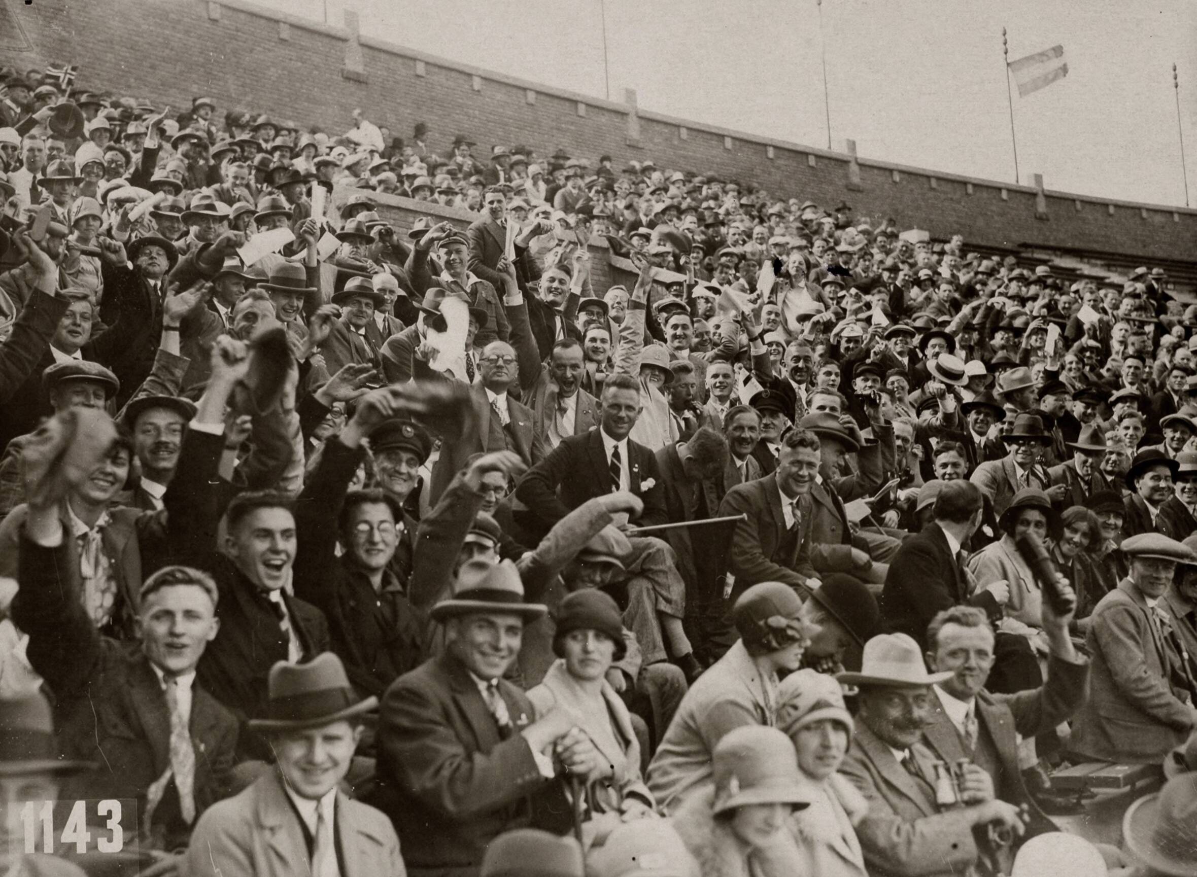 Sport — Sport. Olympische Spelen 1928 Amsterdam, Nederland : Enthousiaste toeschouwers op de tribune van het olympisch stadion. — Foto: Fotograaf Onbekend / Algemeen Fotobureau Amsterdam / Spaarnestad Photo (05887). Licentie: Set B: Rechtenvrij / Publiek Domein. Bron: Nationaal Archief. http://hdl.handle.net/10648/35429da6-d56c-a382-e063-6df0900a6686