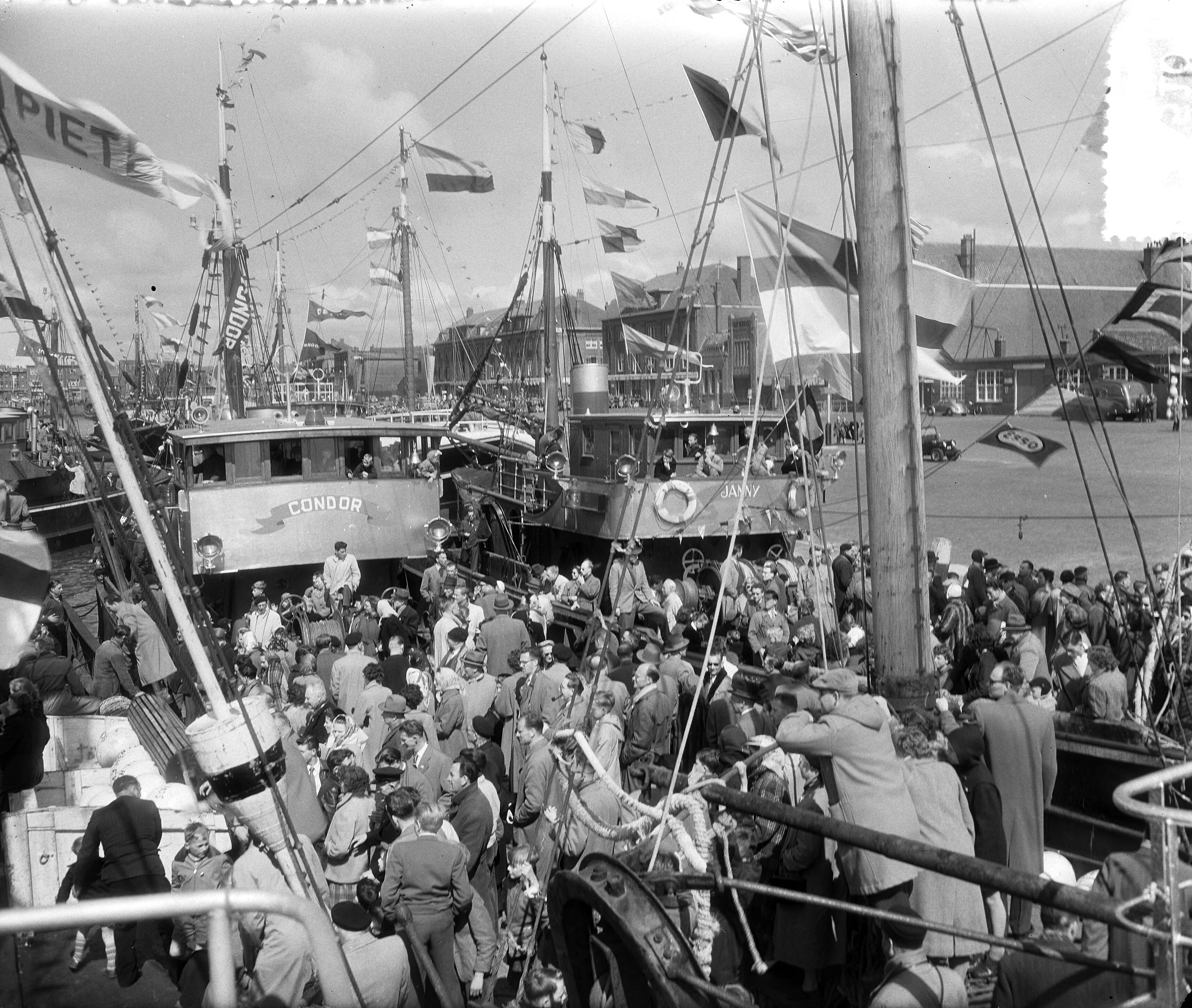 Fotocollectie Anefo — Vlaggetjesdag Scheveningen, vlootrevue en optocht — Foto: Rossem, Wim van / Anefo. Licentie: Set B: Rechtenvrij / Publiek Domein. Bron: Nationaal Archief. http://hdl.handle.net/10648/a935b7c0-d0b4-102d-bcf8-003048976d84
