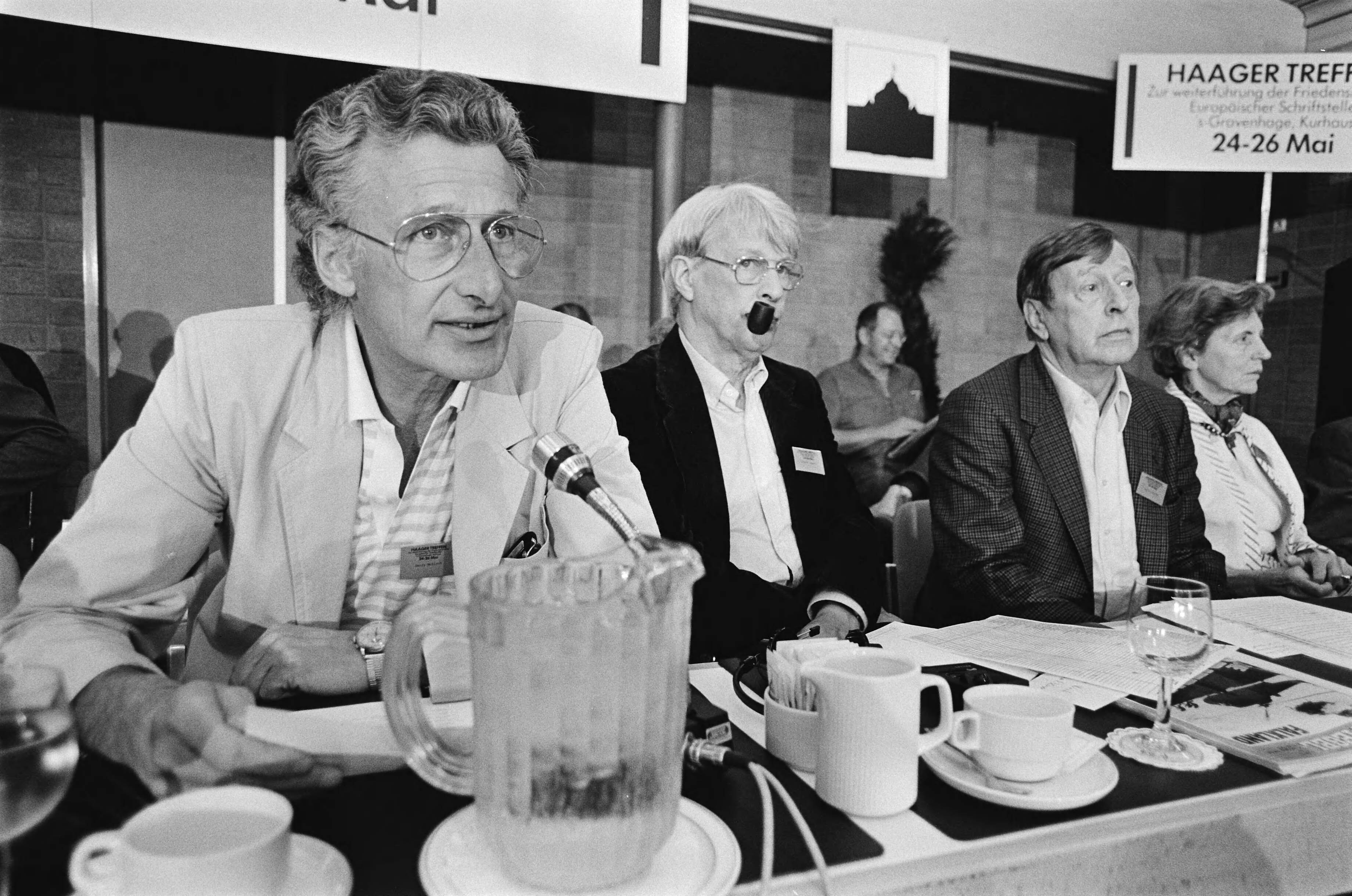 Fotocollectie Anefo — Europese conferentie van schrijvers "Haagse Treffen" in Kurhaus te Scheveningen; (l) Harry Mulisch e.a. — Foto: Antonisse, Marcel / Anefo. Licentie: Set B: Rechtenvrij / Publiek Domein. Bron: Nationaal Archief. http://hdl.handle.net/10648/ad185ed8-d0b4-102d-bcf8-003048976d84