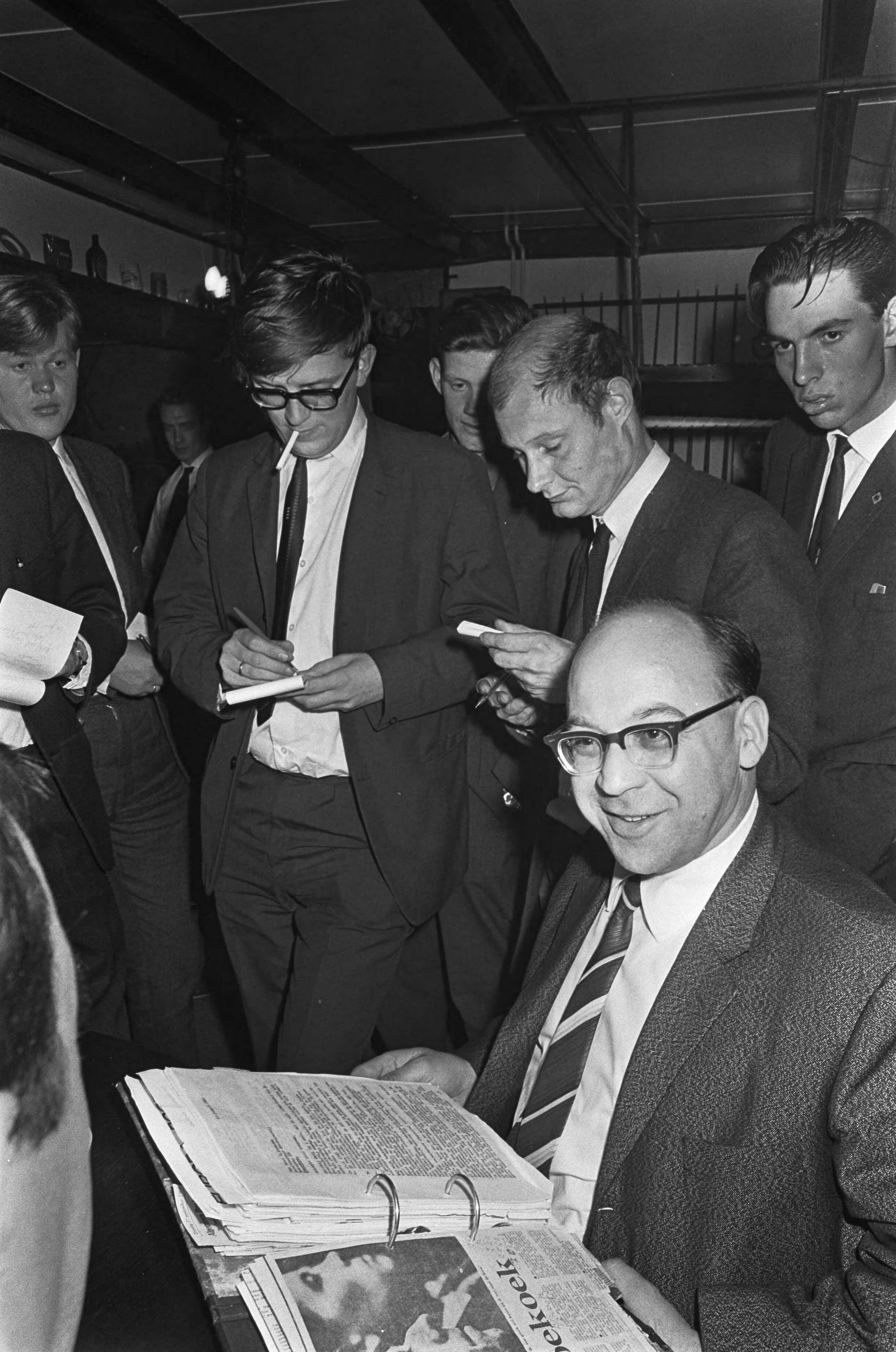 Noodraad Boerenpartij komt in Blaricum bijeen — Noodraad Boerenpartij komt in Blaricum bijeen. Medeoprichter van de Boeren- en Middenstandspartij, Max Lewin, spreekt met de aanwezige journalisten — Foto: Fotograaf Onbekend / Anefo. Licentie: Set B: Rechtenvrij / Publiek Domein. Bron: Nationaal Archief. http://hdl.handle.net/10648/aafe3884-d0b4-102d-bcf8-003048976d84