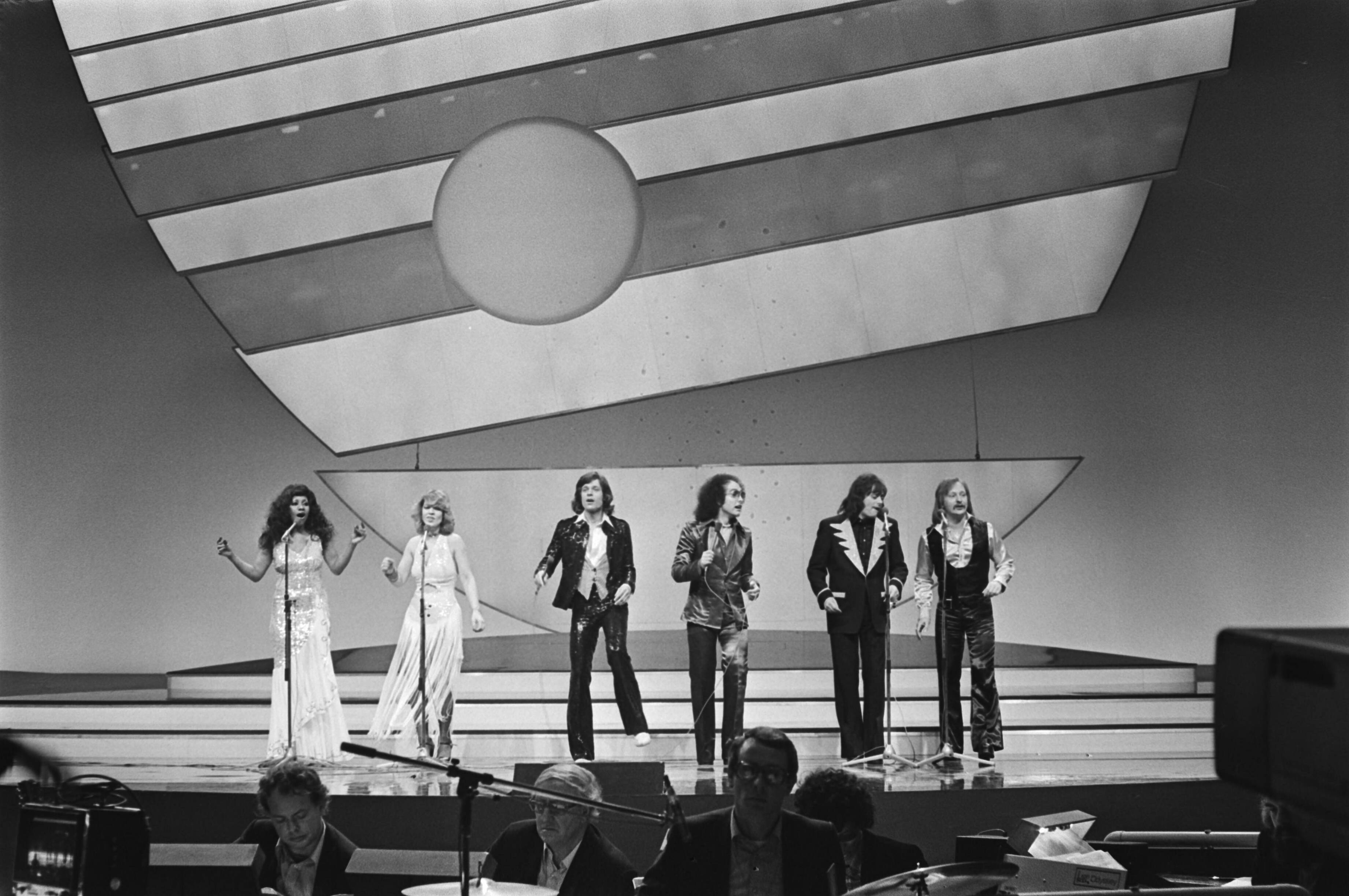 Fotocollectie Anefo — Eurovisie Songfestival 76 Den Haag ; Les Humphries Singers (Duitsland) — Foto: Mieremet, Rob / Anefo. Licentie: Set B: Rechtenvrij / Publiek Domein. Bron: Nationaal Archief. http://hdl.handle.net/10648/ac80b5ce-d0b4-102d-bcf8-003048976d84