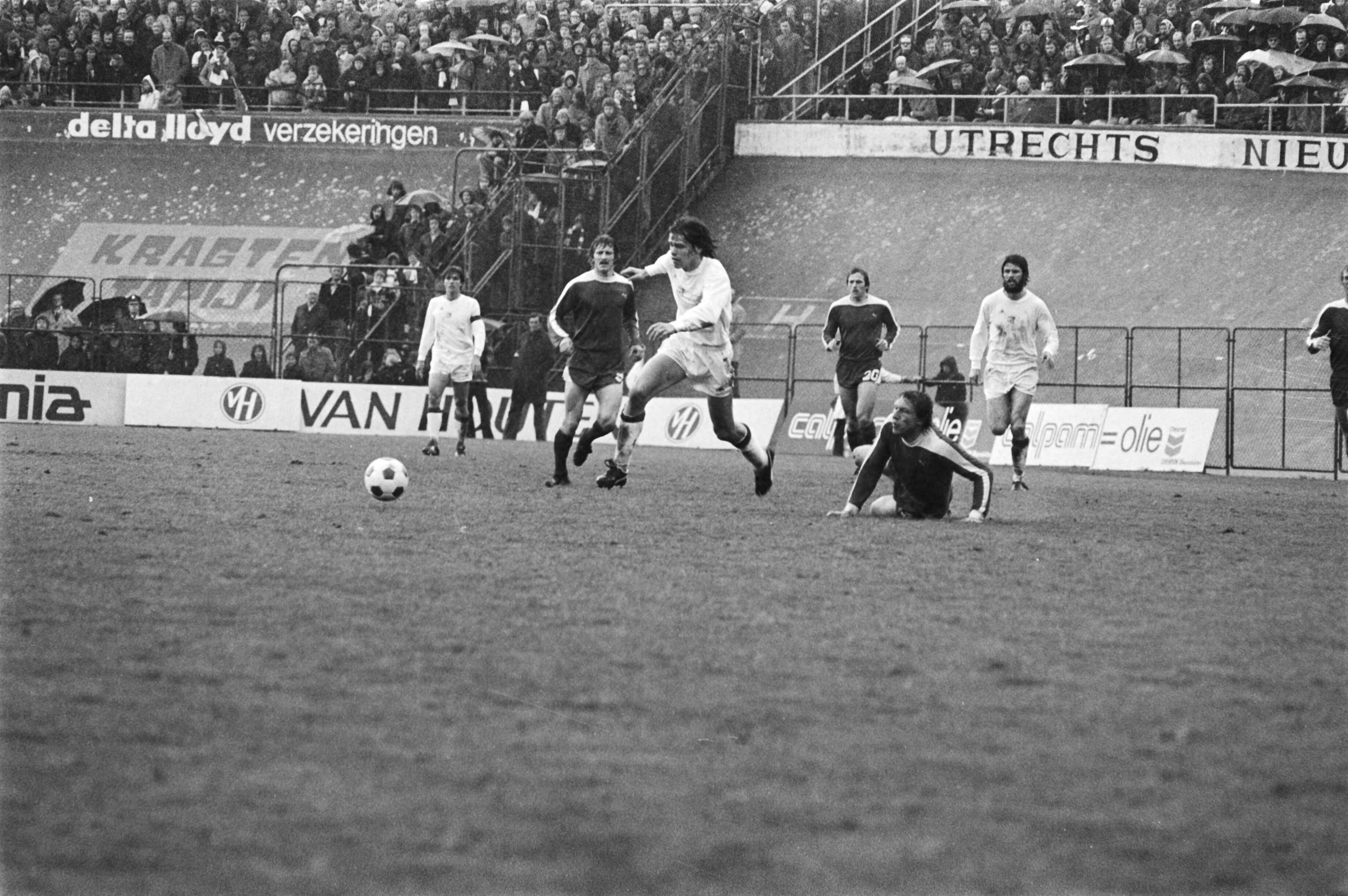 FC Utrecht - Ajax 0-2 — Ajacied Johan Zuidema steekt het FC Utrecht-middenveld over. — Foto: Peters, Hans / Anefo. Licentie: Set B: Rechtenvrij / Publiek Domein. Bron: Nationaal Archief. http://hdl.handle.net/10648/ac98fe72-d0b4-102d-bcf8-003048976d84
