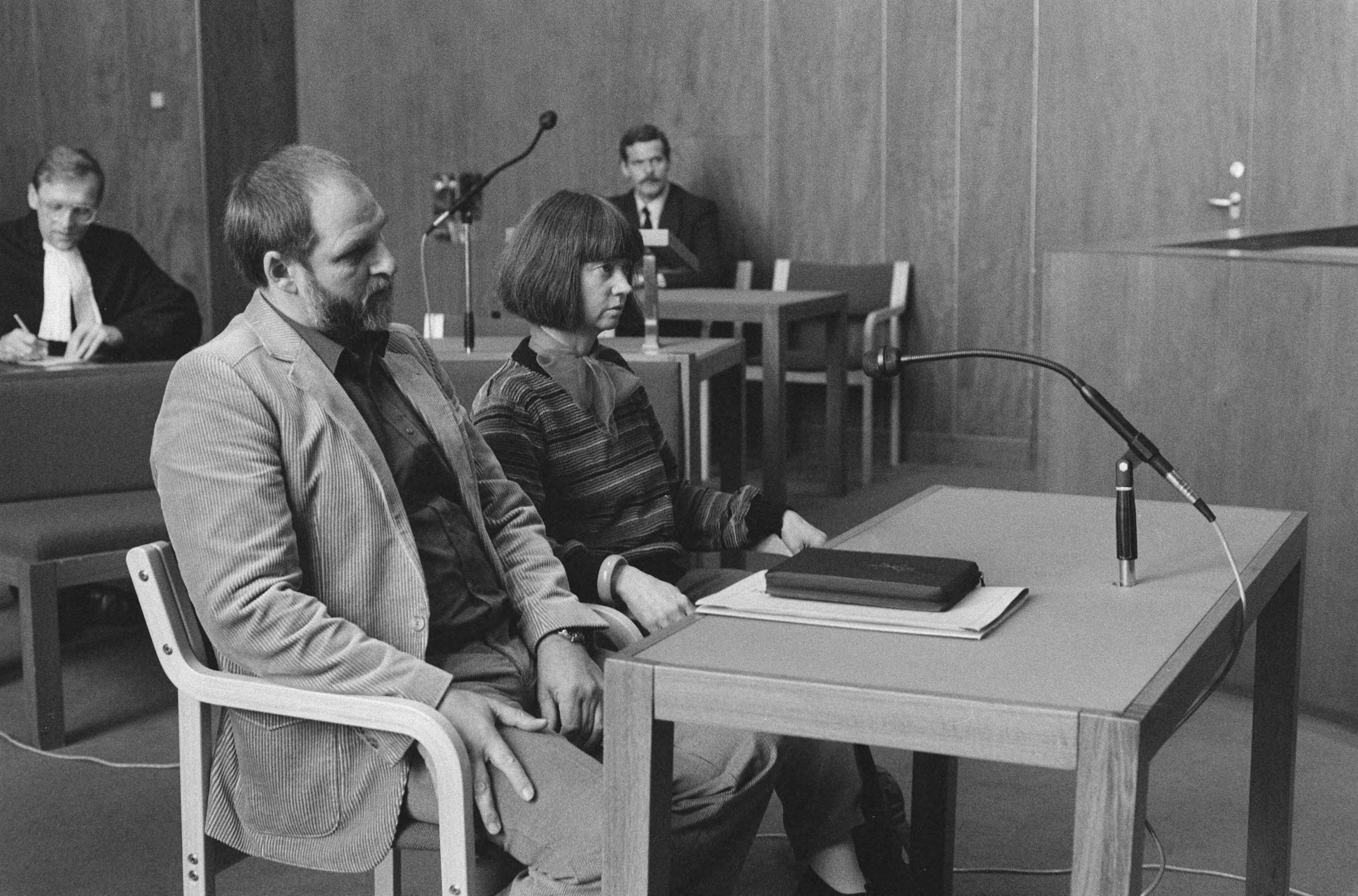 Fotocollectie Anefo — Uitspraak tegen evangelistenechtpaar Goeree ivm beledigen teksten voor joden (Paleis van Justitie Zwolle); de Goeree's tijdens de uitspraak — Foto: Molendijk, Bart / Anefo. Licentie: Set B: Rechtenvrij / Publiek Domein. Bron: Nationaal Archief. http://hdl.handle.net/10648/ad5860f0-d0b4-102d-bcf8-003048976d84
