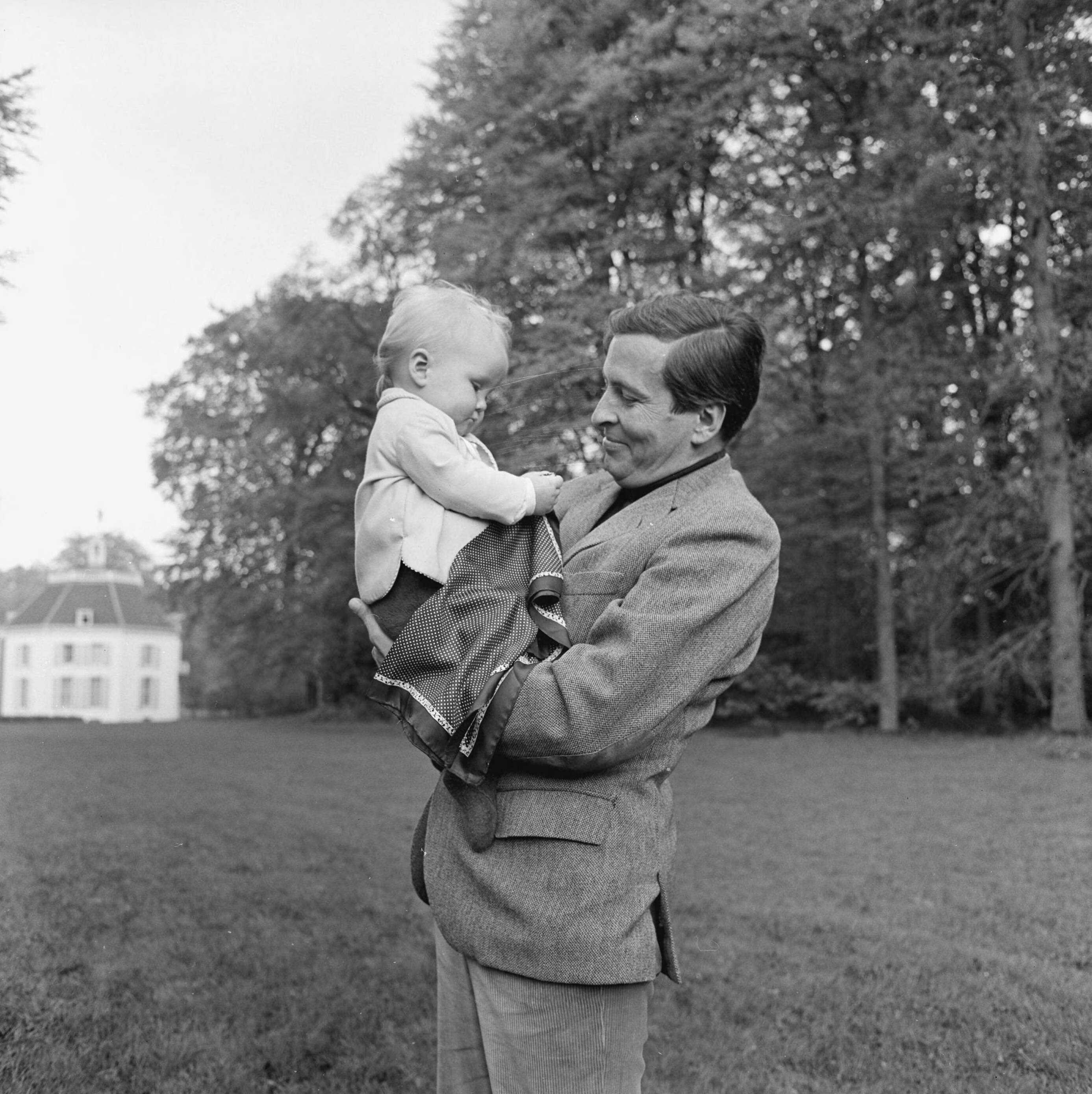 Fotocollectie RVD / Koninklijk Huis — Prins Willem-Alexander met zijn vader prins Claus — Foto: Koot, Max / RVD. Licentie: Set B: Rechtenvrij / Publiek Domein. Bron: Nationaal Archief. http://hdl.handle.net/10648/afb9c528-d0b4-102d-bcf8-003048976d84