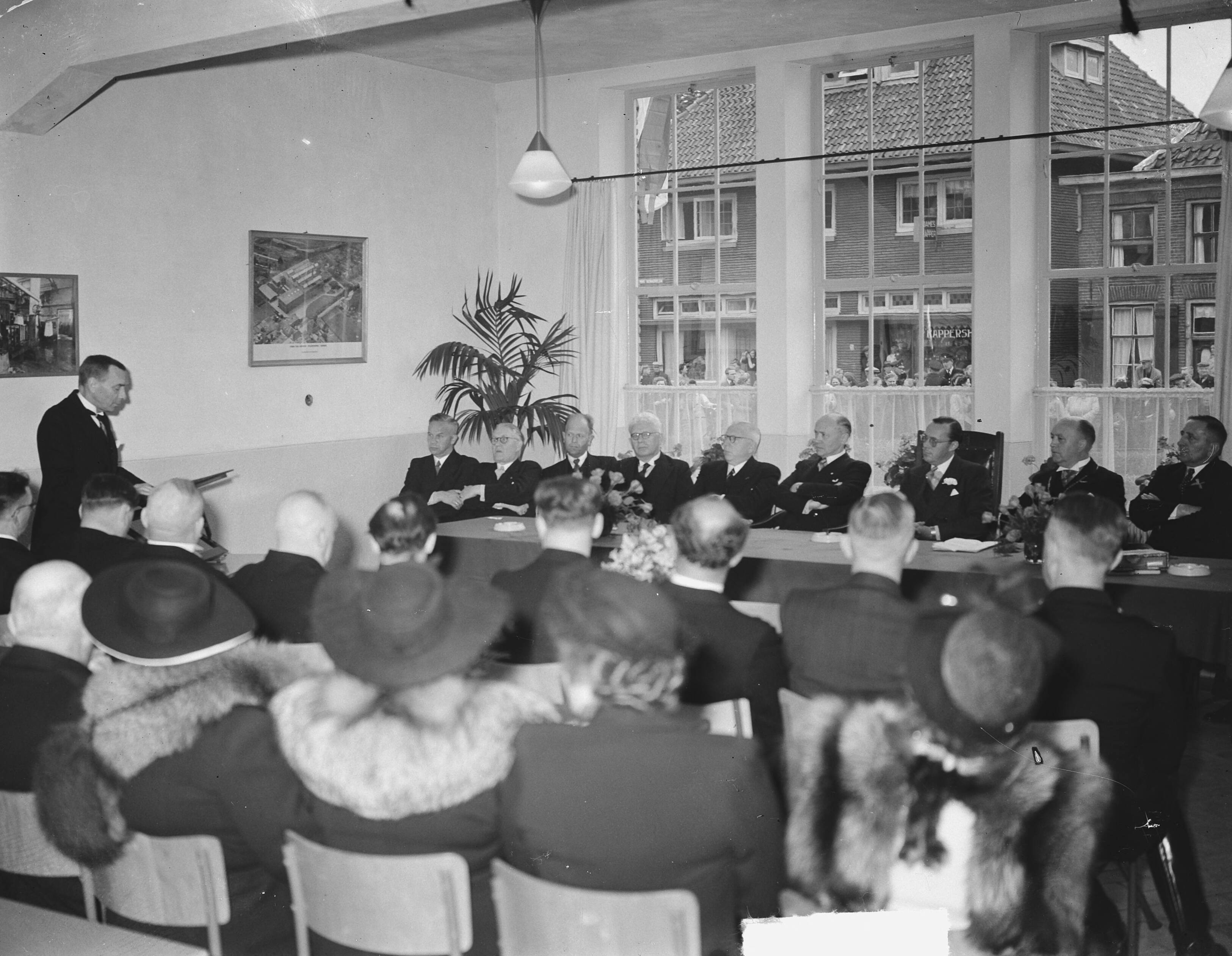 Fotocollectie Anefo — Prins Bernhard in Veenendaal — Foto: Winterbergen, Rolf / Anefo. Licentie: Set B: Rechtenvrij / Publiek Domein. Bron: Nationaal Archief. http://hdl.handle.net/10648/a8c83fce-d0b4-102d-bcf8-003048976d84