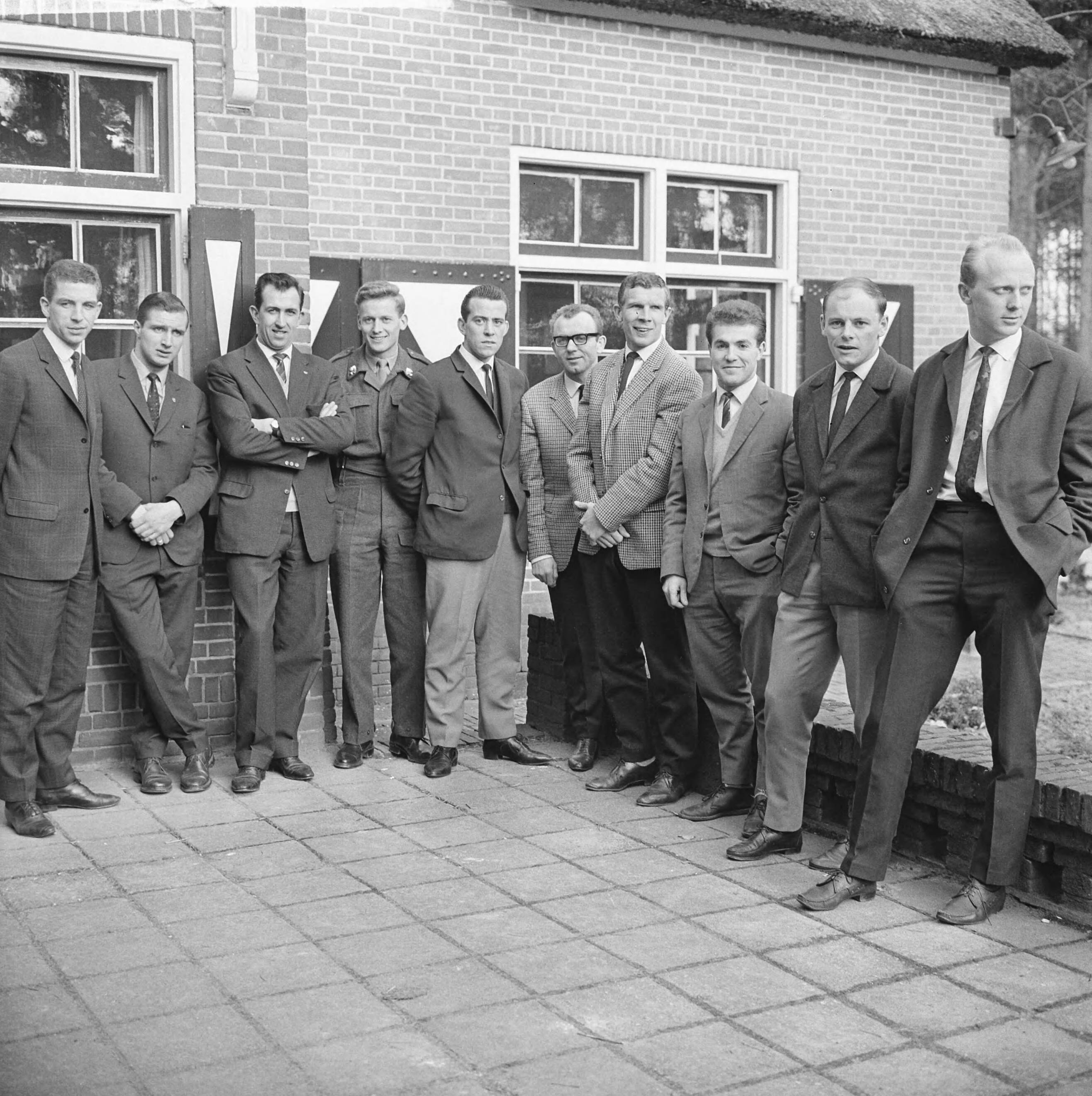 Fotocollectie Anefo — Nederlands elftal voor de interland tegen België in Antwerpen bekend gemaakt, v.l.n.r. Haak, Veldhoen, Pieters Graafland, Nuninga, Schrijvers, Van Wissen, Kraay, Muller, Bergholtz en Kruiver — Foto: Koch, Eric / Anefo. Licentie: Set B: Rechtenvrij / Publiek Domein. Bron: Nationaal Archief. http://hdl.handle.net/10648/aa5f6196-d0b4-102d-bcf8-003048976d84