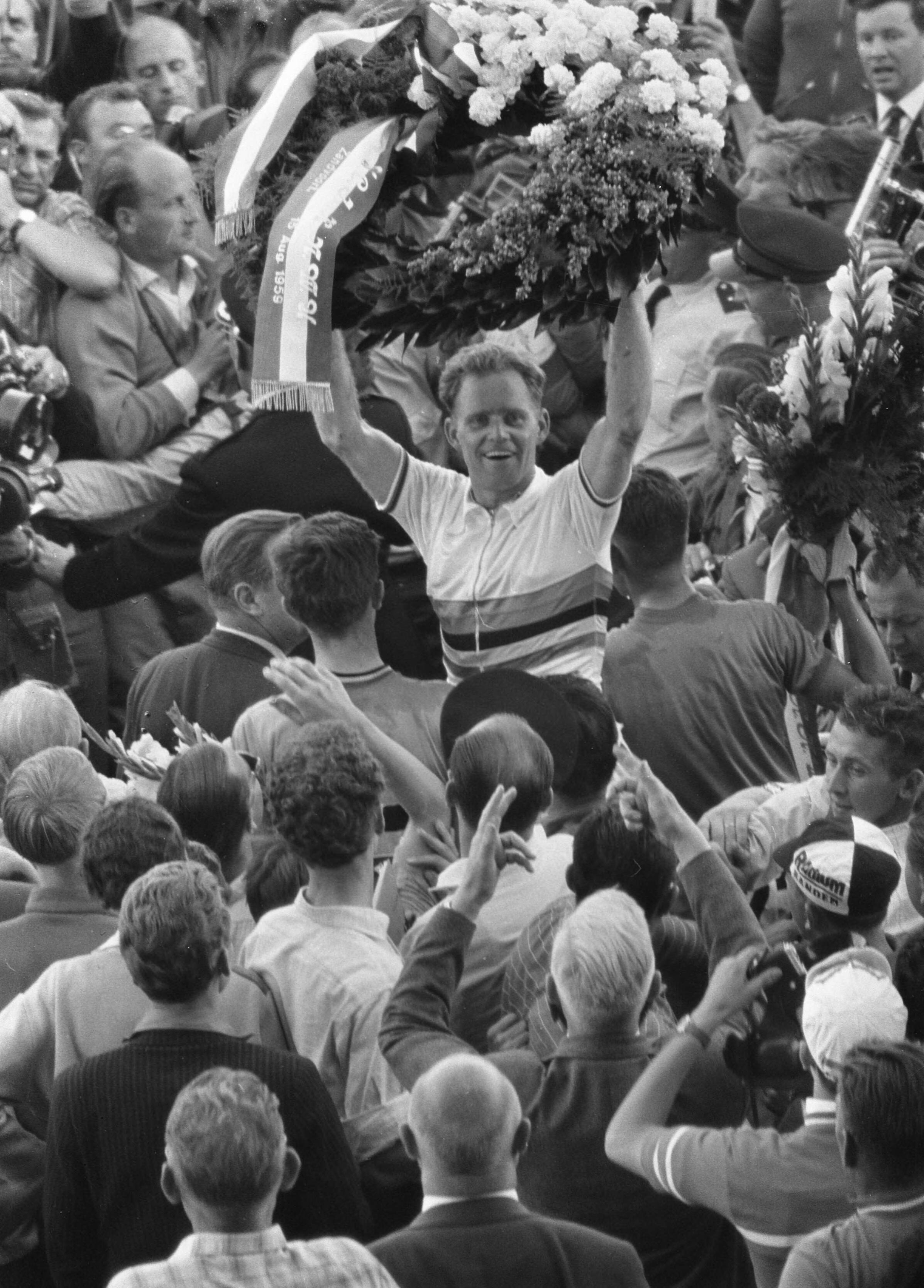 Fotocollectie Anefo — Wereldkampioenschappe wielrennen amateurs op de weg te Zandvoort, wereldkampioen Schur met zijn overwinningskrans — Foto: Rossem, Wim van / Anefo. Licentie: Set B: Rechtenvrij / Publiek Domein. Bron: Nationaal Archief. http://hdl.handle.net/10648/a99b295c-d0b4-102d-bcf8-003048976d84