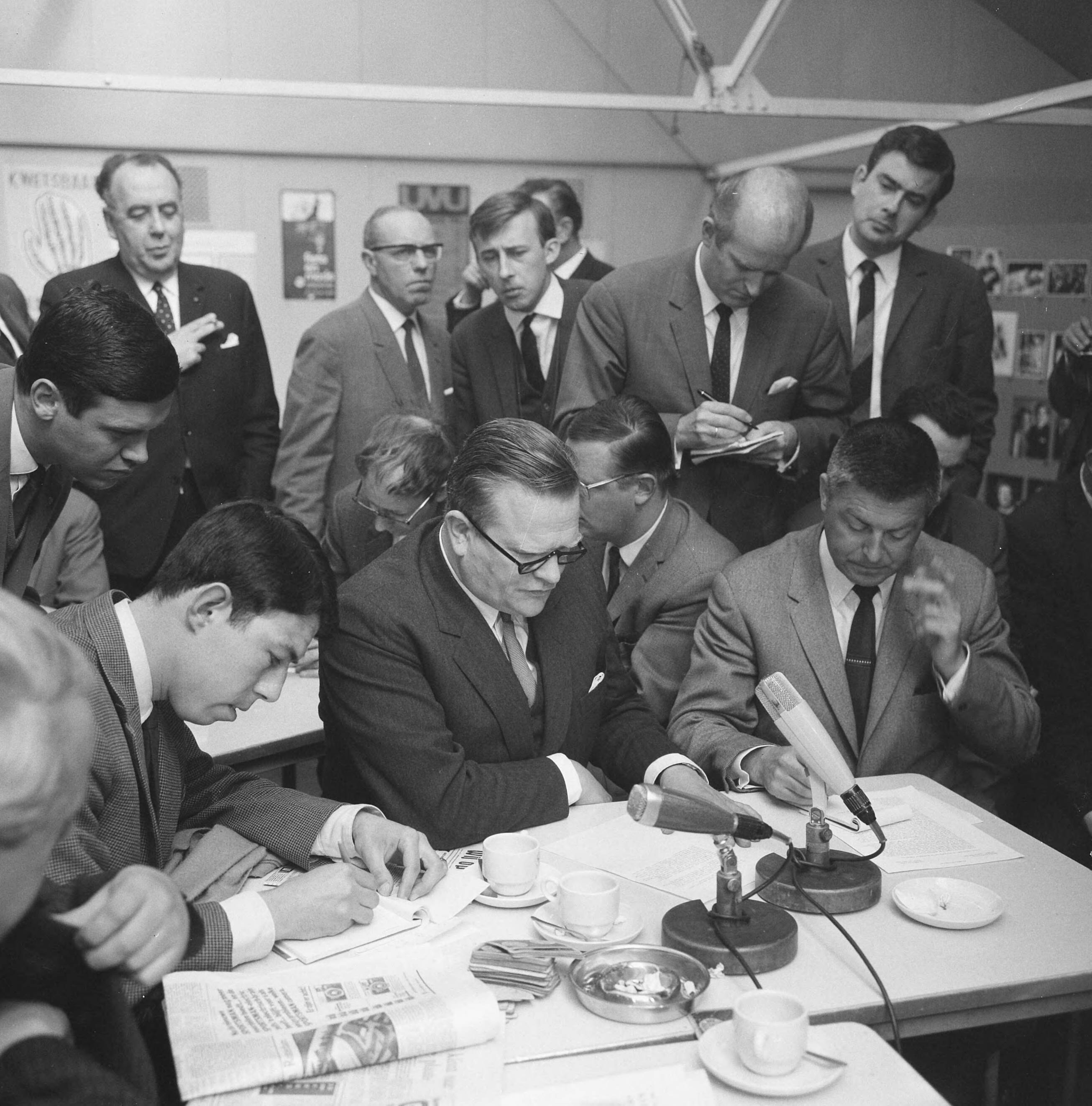 Fotocollectie Anefo — Drukte bij Academisch Ziekenhuis te Utrecht — Foto: Nijs, Jac. de / Anefo. Licentie: Set B: Rechtenvrij / Publiek Domein. Bron: Nationaal Archief. http://hdl.handle.net/10648/ab17134a-d0b4-102d-bcf8-003048976d84