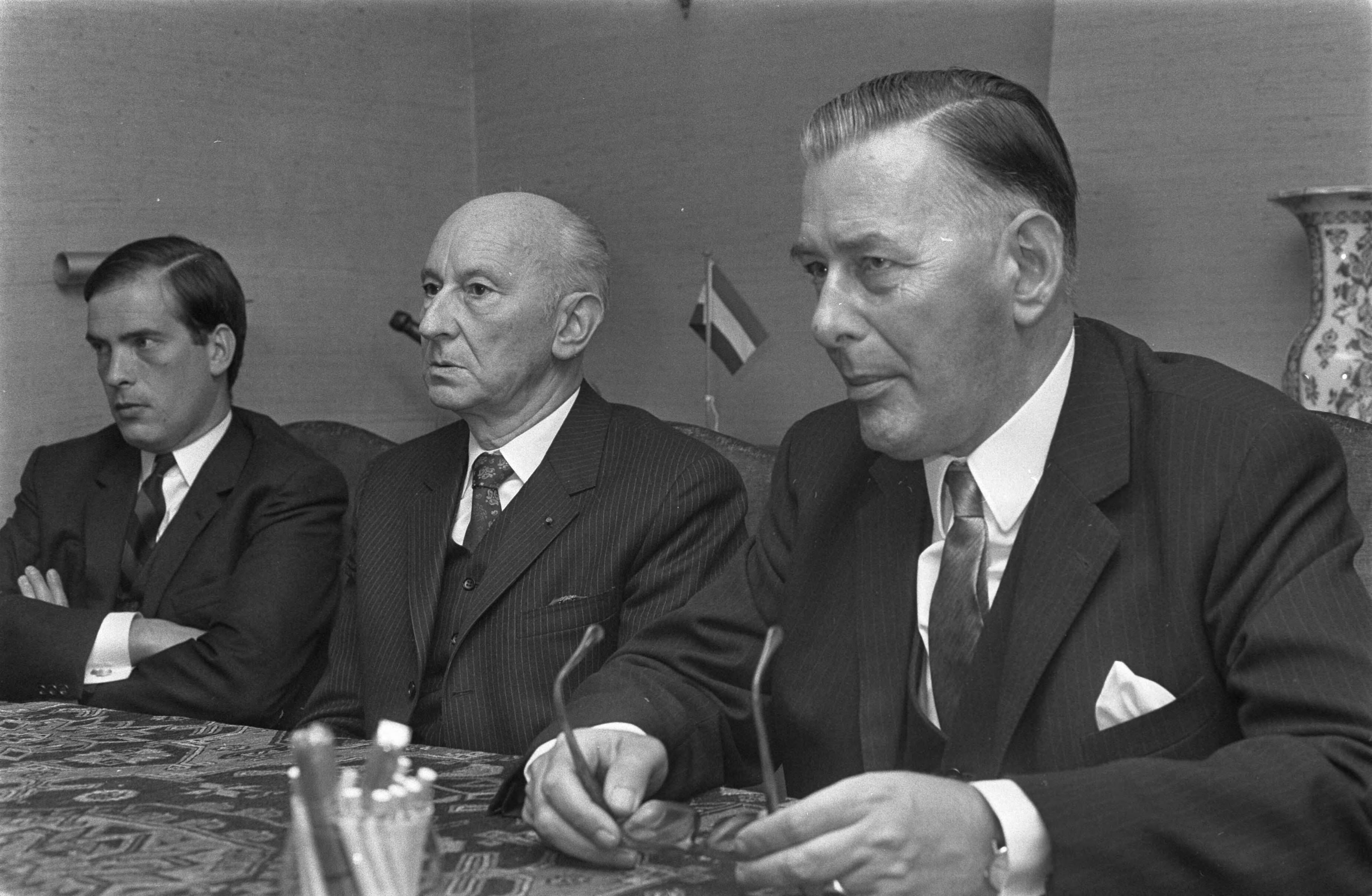 Fotocollectie Anefo — Persconferentie van Hof van Justitie van Eur. Gemeenschap Den Haag ; nr. 19: mr. A. M. Donner , kop, nr. 20: links R. Lecourt , rechts mr. A. M. Donner , nr. 21: — Foto: Mieremet, Rob / Anefo. Licentie: Set B: Rechtenvrij / Publiek Domein. Bron: Nationaal Archief. http://hdl.handle.net/10648/aba5606e-d0b4-102d-bcf8-003048976d84