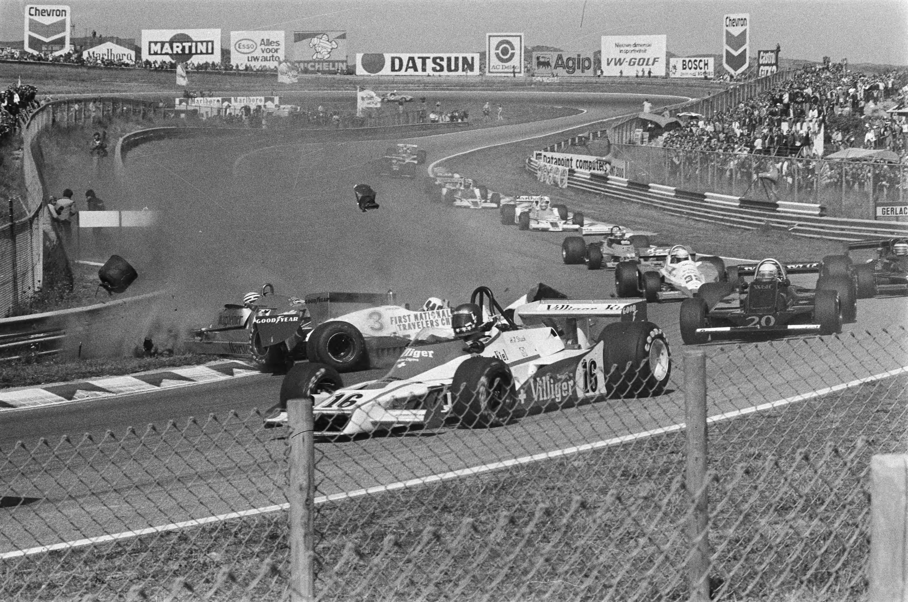 Fotocollectie Anefo — Grand Prix Zandvoort; botsing Patrese en Pironi (l) — Foto: Suyk, Koen / Anefo. Licentie: Set B: Rechtenvrij / Publiek Domein. Bron: Nationaal Archief. http://hdl.handle.net/10648/acbac85e-d0b4-102d-bcf8-003048976d84