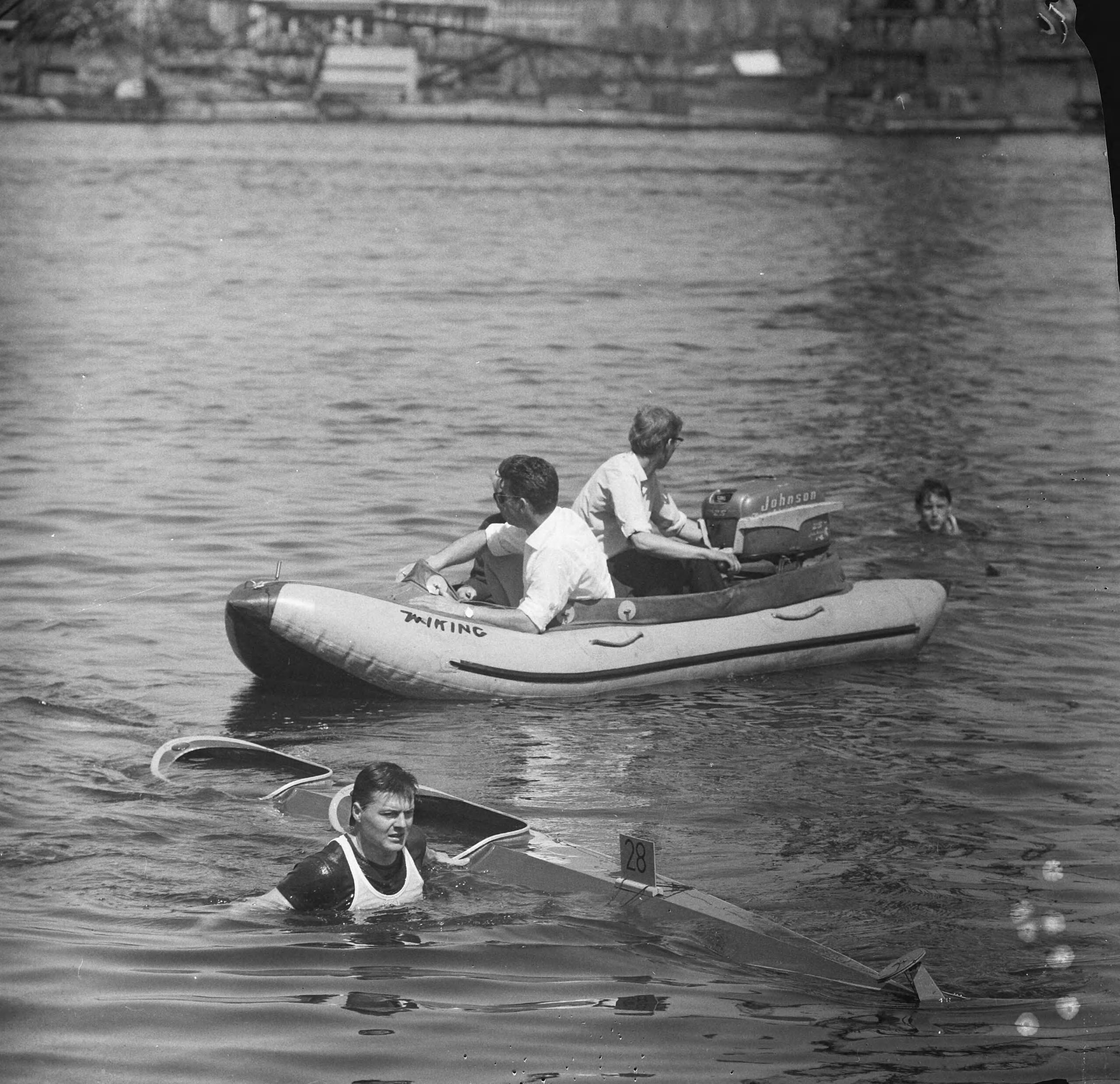 Fotocollectie Anefo — Zaanregatta 1965, kano van het Duitse duo Klopp-Adelman (MKV) door volgboot aangevaren — Foto: Nijs, Jac. de / Anefo. Licentie: Set B: Rechtenvrij / Publiek Domein. Bron: Nationaal Archief. http://hdl.handle.net/10648/aaae6fc0-d0b4-102d-bcf8-003048976d84