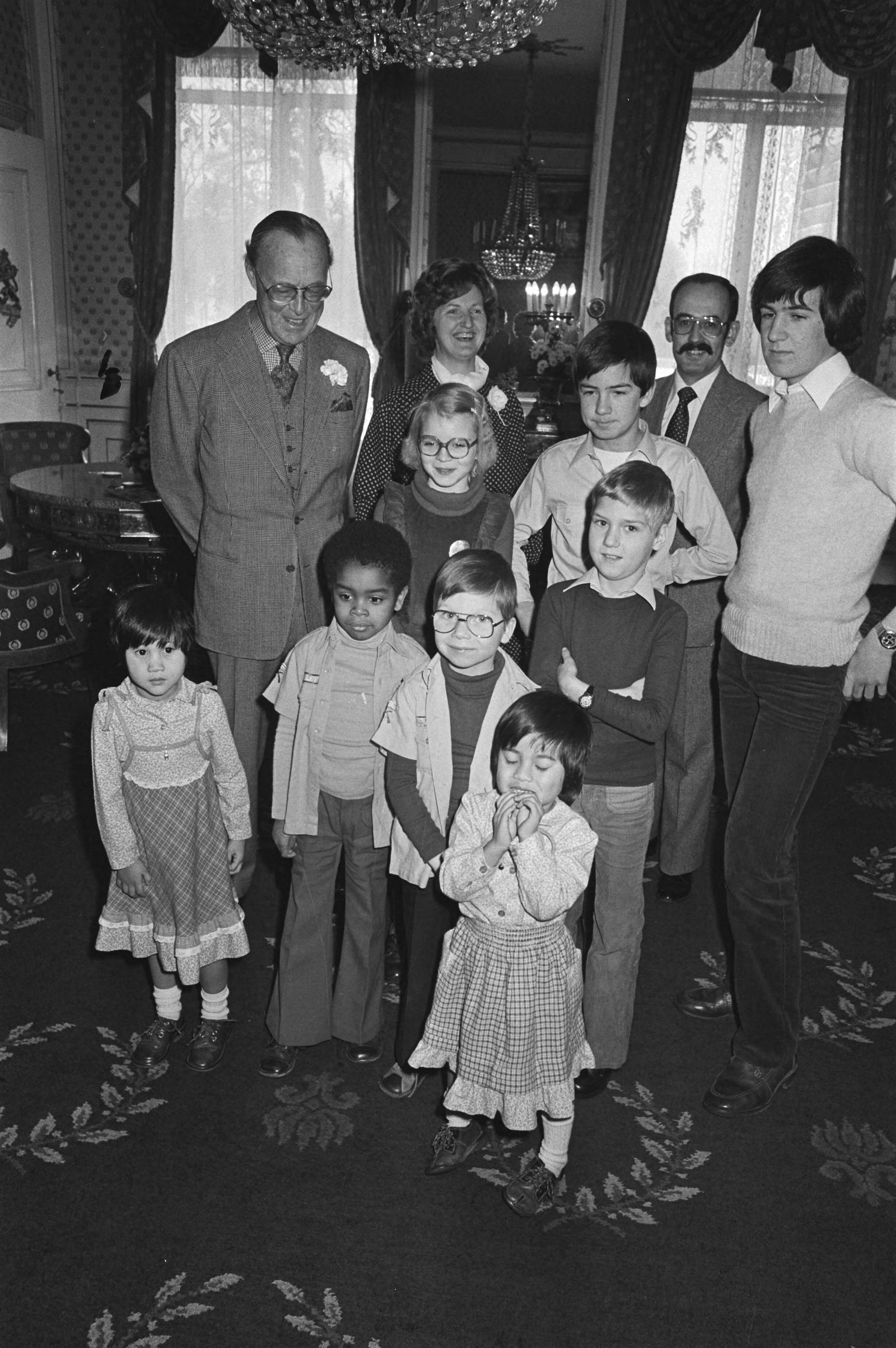 Fotocollectie Anefo — Prins Bernhard ontvangt op Soestdijk heer Koopmans met eigen en geadopteerde kinderen i.v.m. actie t.b.v. kinderdorp in Menado (Indonesie) — Foto: Suyk, Koen / Anefo. Licentie: Set B: Rechtenvrij / Publiek Domein. Bron: Nationaal Archief. http://hdl.handle.net/10648/acc3cb7a-d0b4-102d-bcf8-003048976d84
