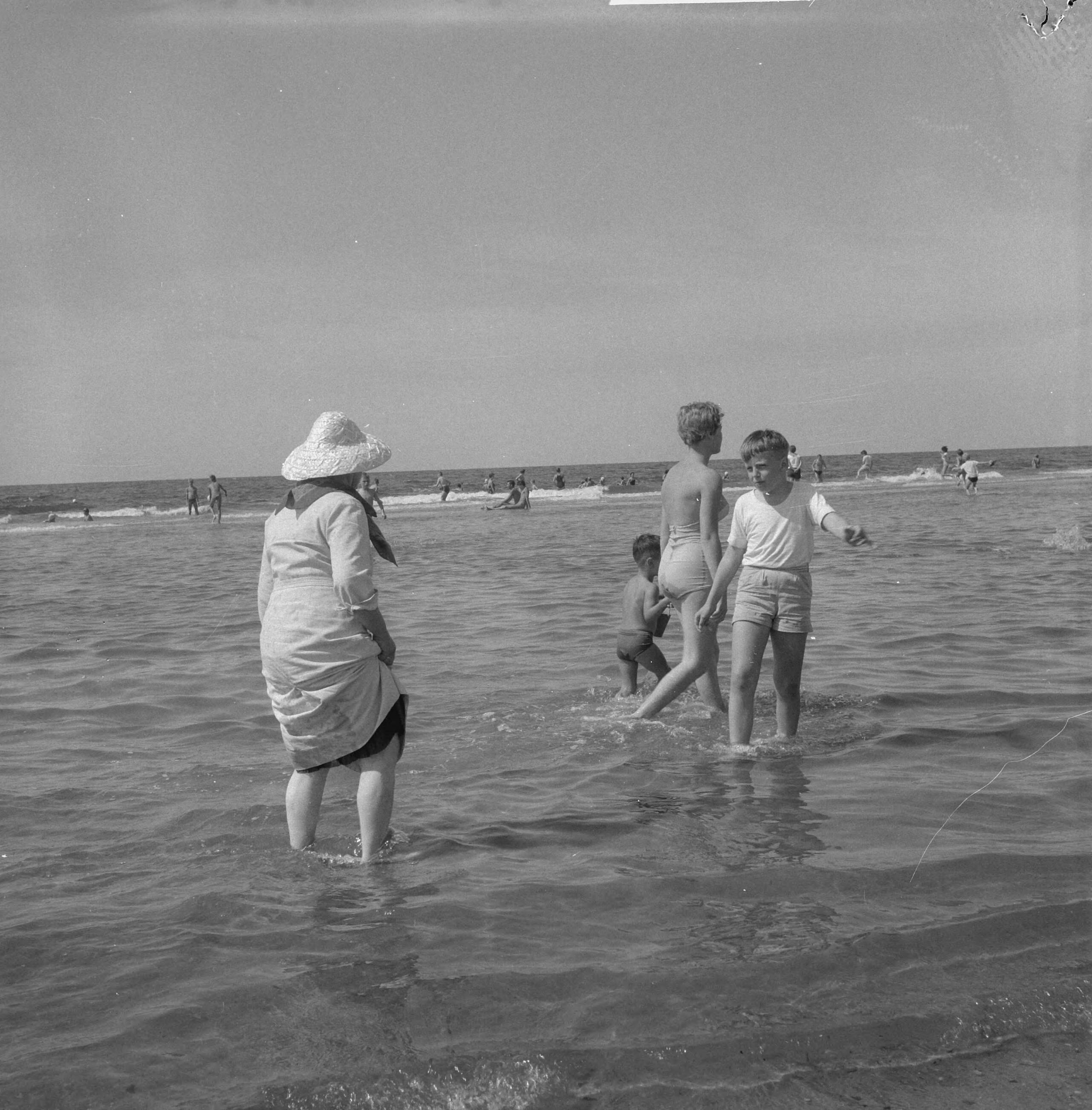 Fotocollectie Anefo — Mooi weer aan het strand in Zandvoort, pootje baden — Foto: Rossem, Wim van / Anefo. Licentie: Set B: Rechtenvrij / Publiek Domein. Bron: Nationaal Archief. http://hdl.handle.net/10648/a9b5c9ce-d0b4-102d-bcf8-003048976d84