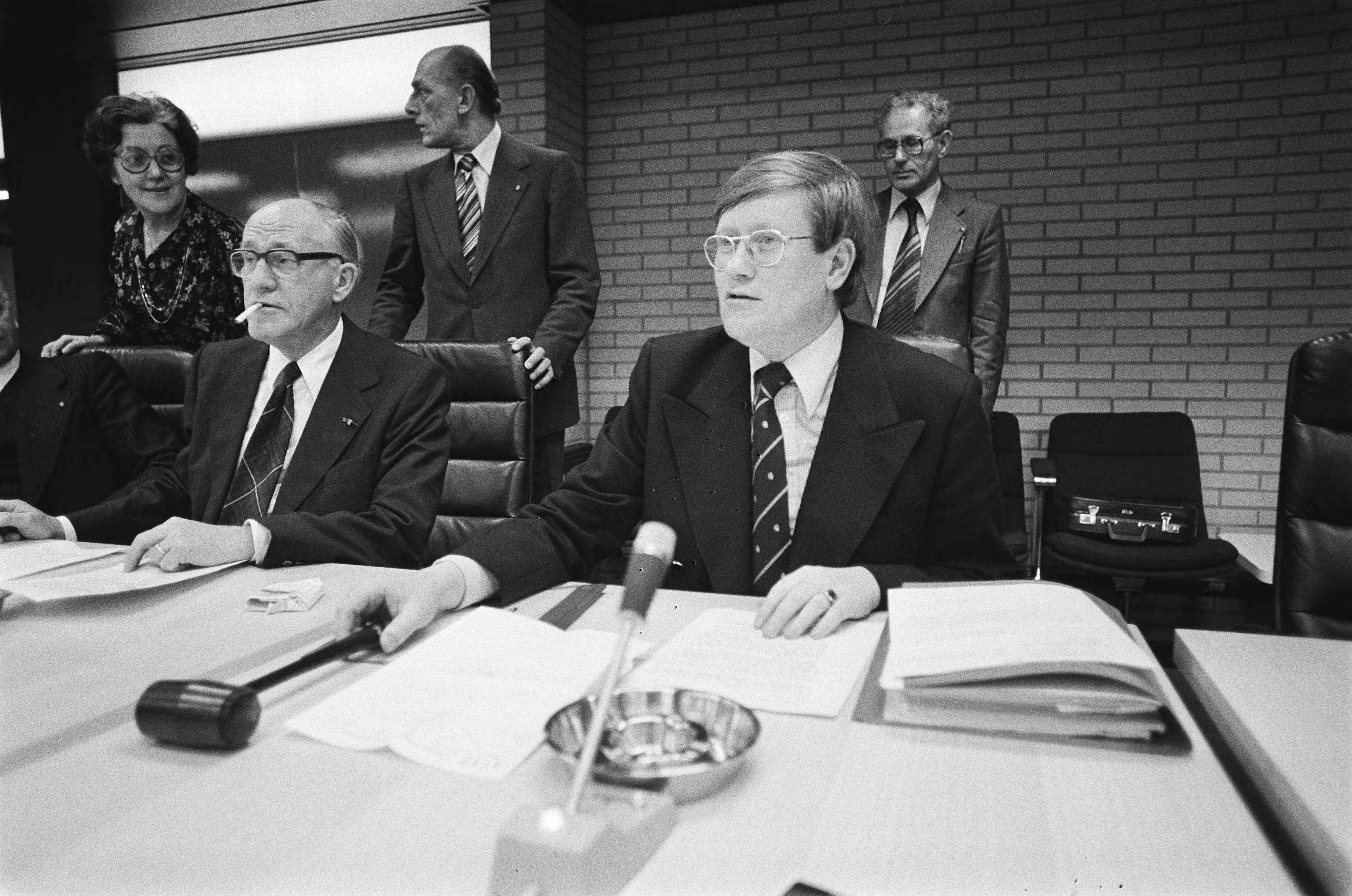 Fotocollectie Anefo — Overleg minister Wiegel en ambtenarenbonden hervat ( Den Haag ); minister Wiegel achter de tafel — Foto: Suyk, Koen / Anefo. Licentie: Set B: Rechtenvrij / Publiek Domein. Bron: Nationaal Archief. http://hdl.handle.net/10648/acc13068-d0b4-102d-bcf8-003048976d84