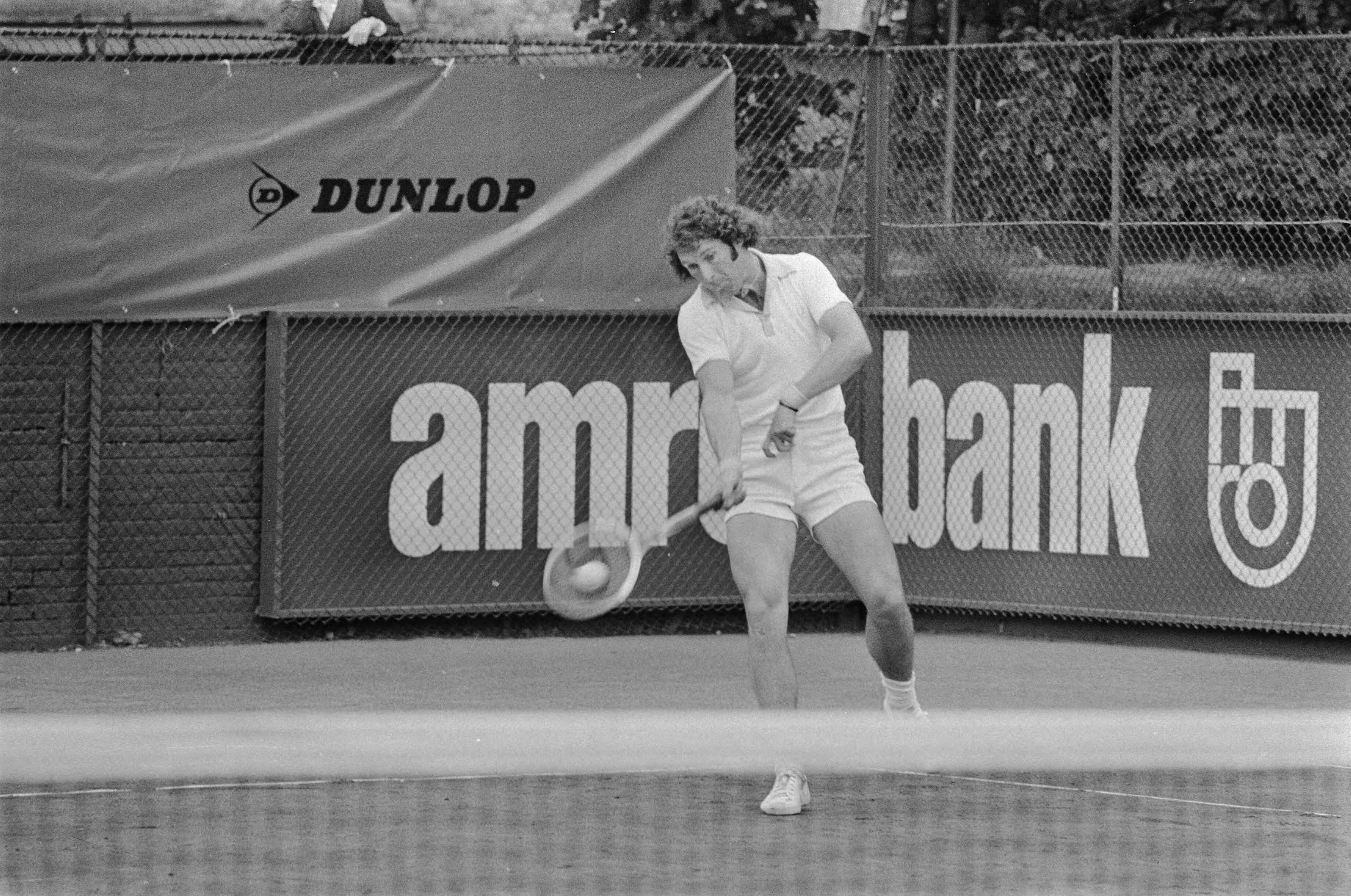 Fotocollectie Anefo — Clubkampioenschappen tennis te Hilversum, Jan Hordijk (van Tilburg) in actie — Foto: Mieremet, Rob / Anefo. Licentie: Set B: Rechtenvrij / Publiek Domein. Bron: Nationaal Archief. http://hdl.handle.net/10648/ac4c8966-d0b4-102d-bcf8-003048976d84