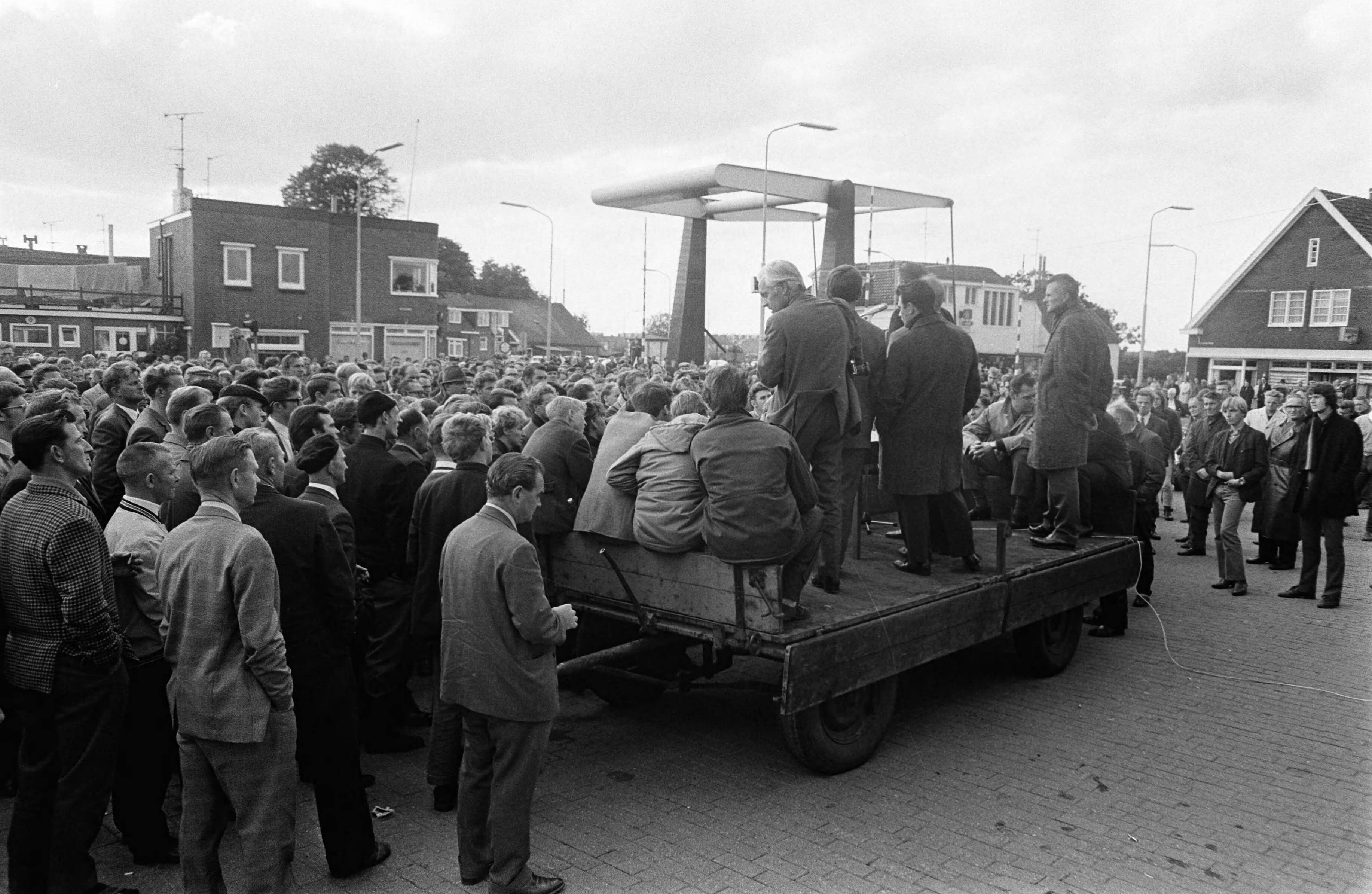 Fotocollectie Anefo — Arbeiders in kartonindustrie in Oost Groningen staken 24u voor meer loon. Overzicht — Foto: Koch, Eric / Anefo. Licentie: Set B: Rechtenvrij / Publiek Domein. Bron: Nationaal Archief. http://hdl.handle.net/10648/ab7b4450-d0b4-102d-bcf8-003048976d84