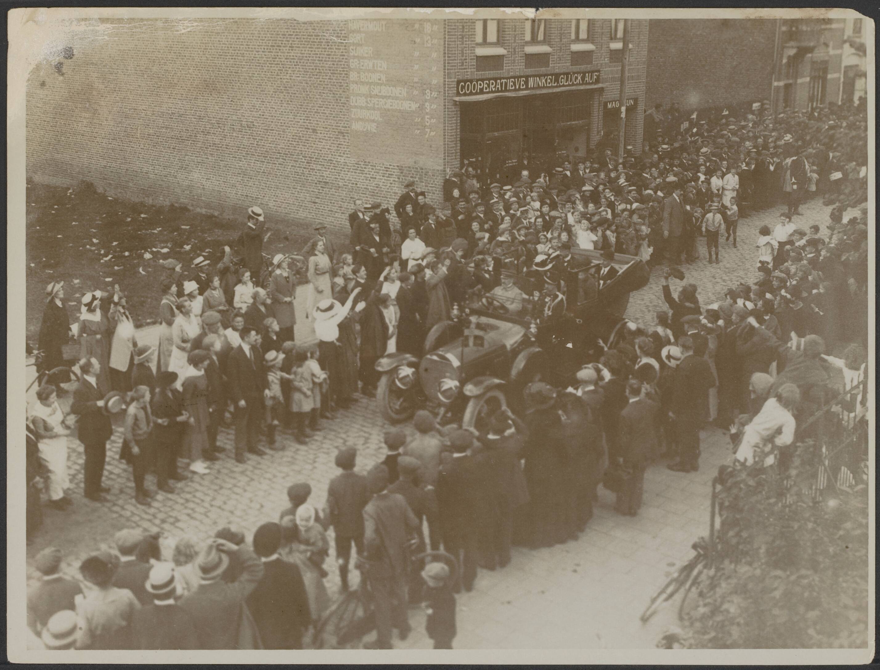 Fotocollectie Eerste Wereldoorlog — Bezoek van H.M. Koningin Wilhelmina aan de Staatsmijnen te Heerlen in 1917. Toejuichingen door een menigte tijdens een autorit. — Foto: N.V. Vereenigde Fotobureaux. Licentie: Set B: Rechtenvrij / Publiek Domein. Bron: Nationaal Archief. http://hdl.handle.net/10648/af981306-d0b4-102d-bcf8-003048976d84