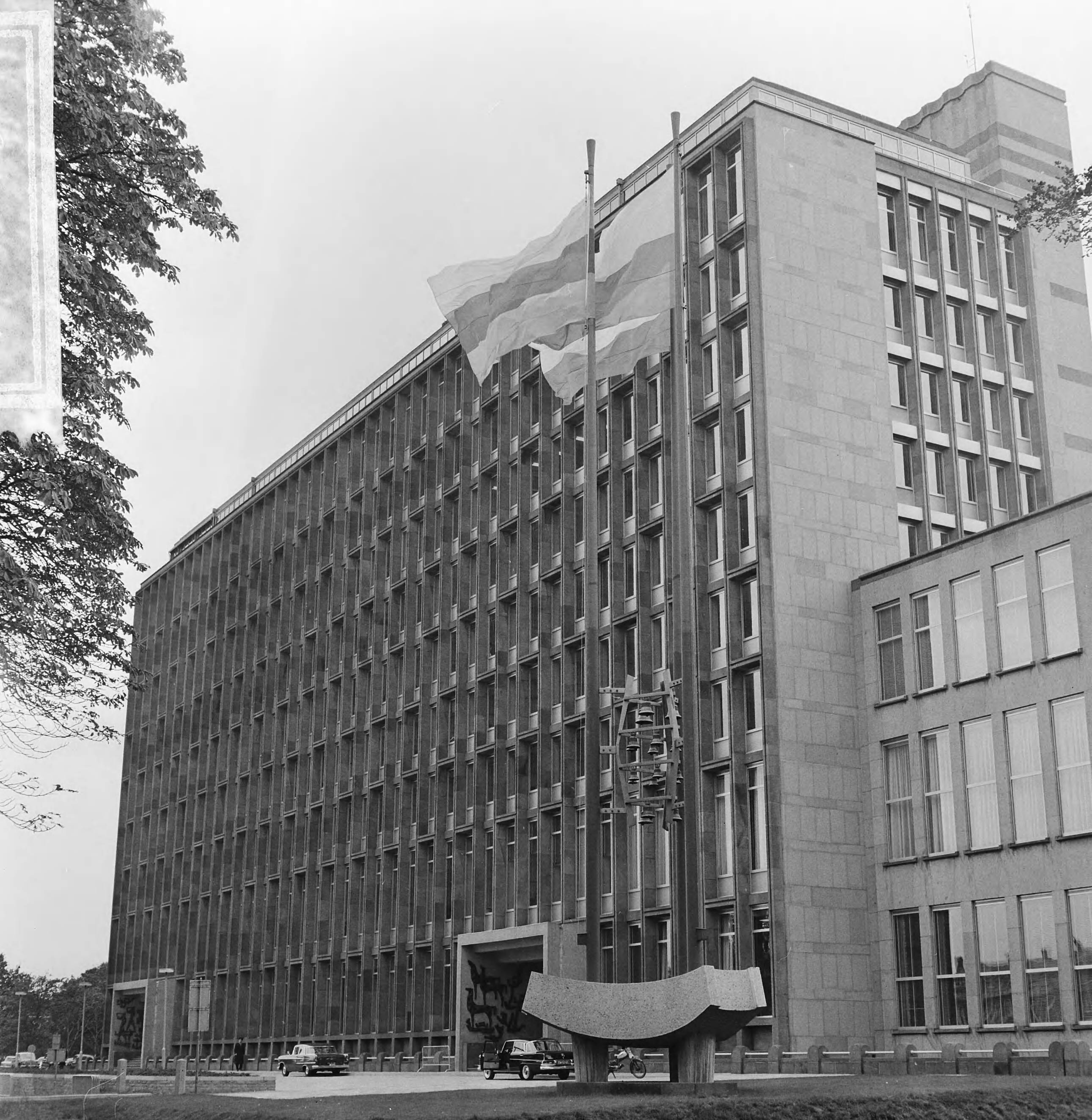 Fotocollectie Anefo — Provinciehuis te Den Haag — Foto: Kroon, Ron / Anefo. Licentie: Set B: Rechtenvrij / Publiek Domein. Bron: Nationaal Archief. http://hdl.handle.net/10648/aabf9480-d0b4-102d-bcf8-003048976d84