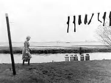 Fotocollectie Anefo — Watersnood ten noorden van Leeuwarden — Foto: Rossem, Wim van / Anefo. Licentie: Set B: Rechtenvrij / Publiek Domein. Bron: Nationaal Archief. http://hdl.handle.net/10648/a96ea274-d0b4-102d-bcf8-003048976d84