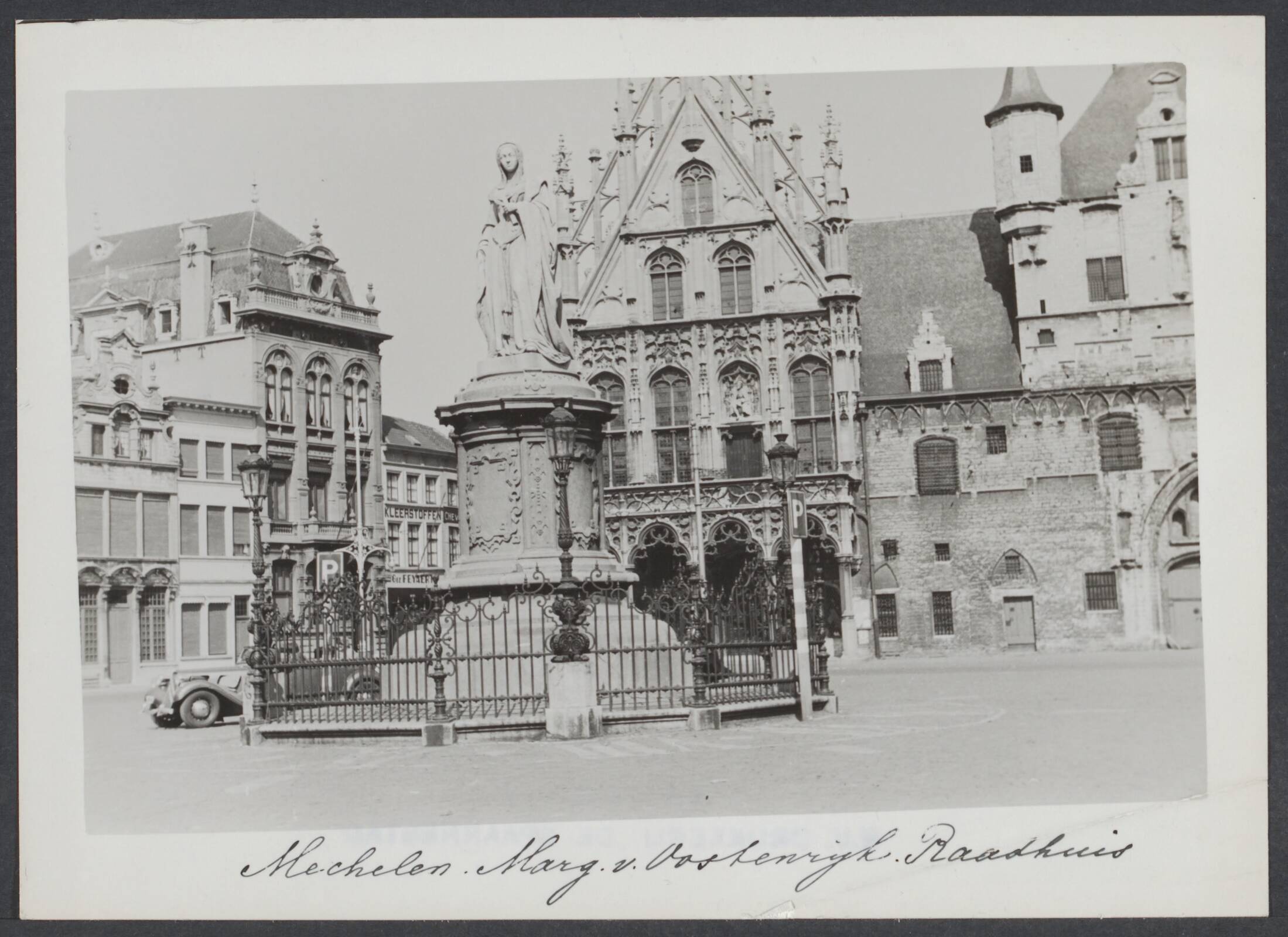 Mechelen — Mechelen. Standbeeld van Margaretha van Oostenrijk en de oostwand van de Grote Markt met het Paleis van de Grote Raad en het Belfort — Foto: Onbekend / Publiek Domein of Rechtenvrij. Licentie: Set B: Rechtenvrij / Publiek Domein. Bron: Nationaal Archief. http://hdl.handle.net/10648/45142373-db44-29b3-d079-666f95a1ab53
