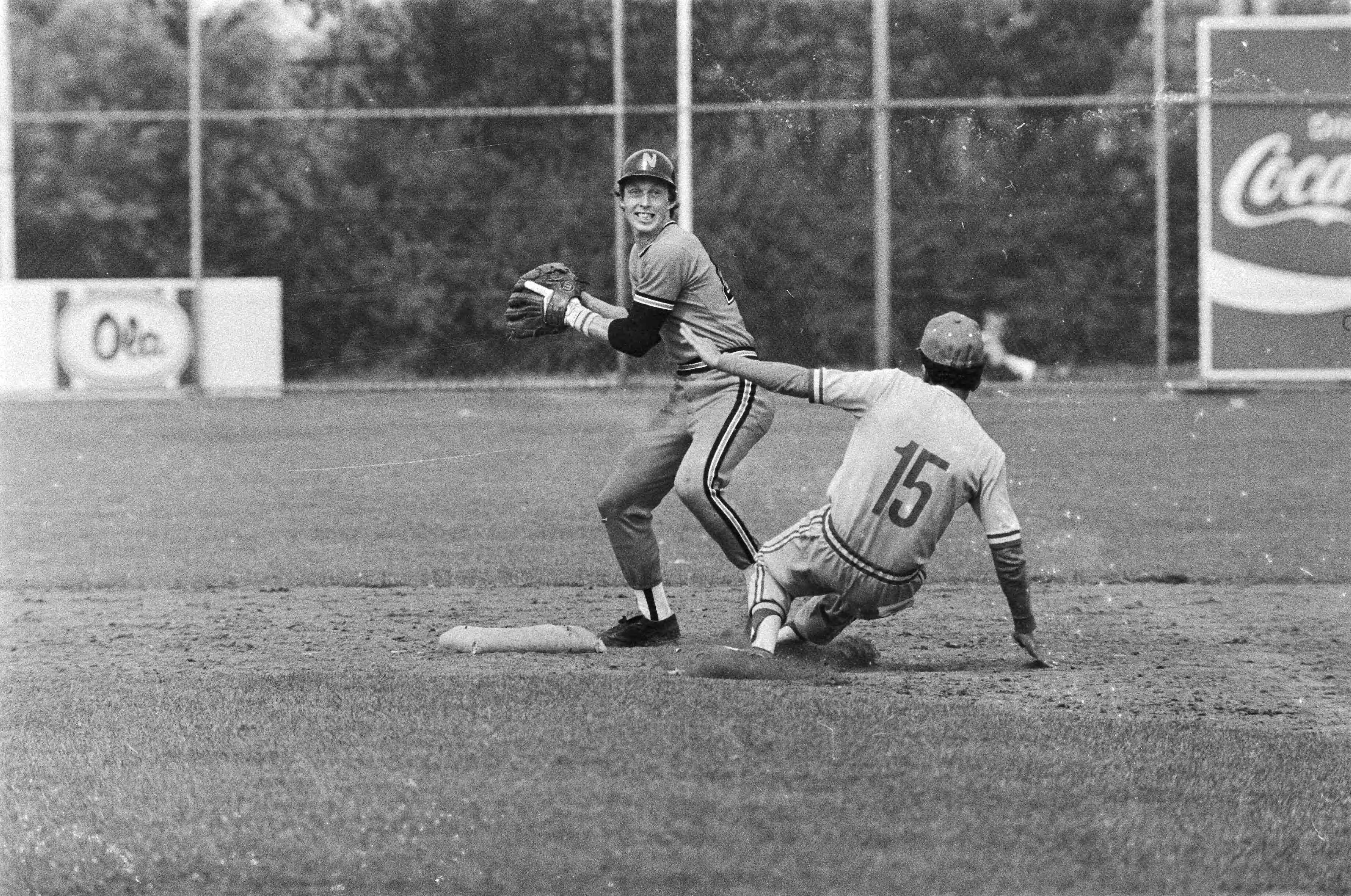 Fotocollectie Anefo — EK honkbal in Haarlem Nederland tegen Belgie; Don Wedman (l) maakt Castillo uit op tweede honk — Foto: Suyk, Koen / Anefo. Licentie: Set B: Rechtenvrij / Publiek Domein. Bron: Nationaal Archief. http://hdl.handle.net/10648/ac9ffbdc-d0b4-102d-bcf8-003048976d84