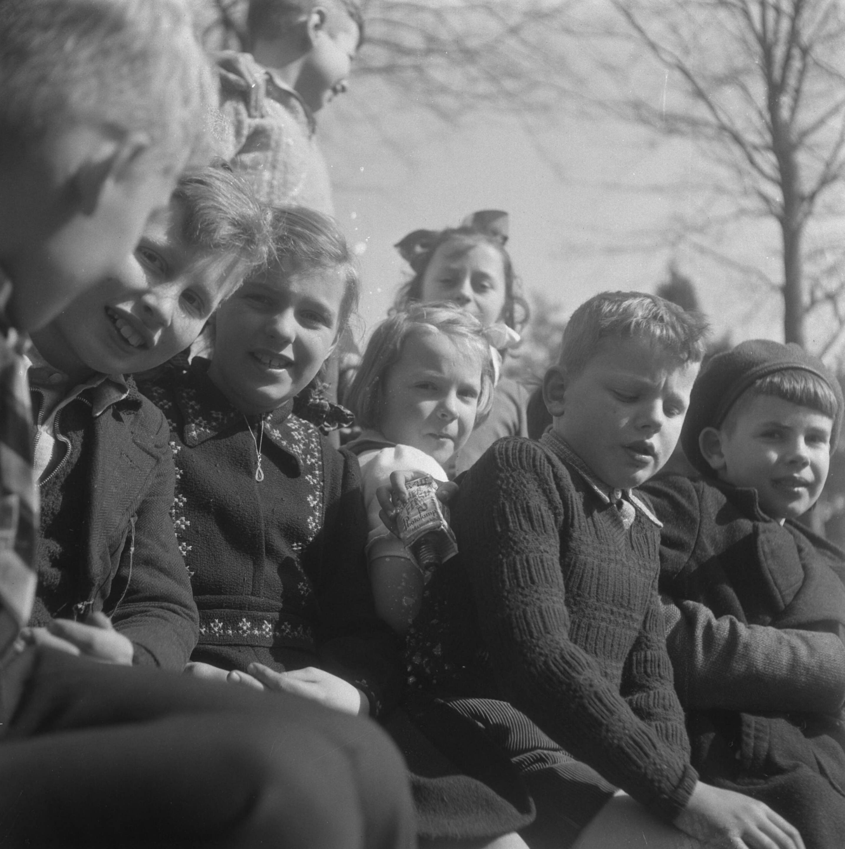 Prinses Beatrix en prinses Irene op de Werkplaats Kindergemeenschap van Kees Boeke te Bilthoven — De Werkplaats Kindergemeenschap van Kees Boeke. Groep kinderen met in het midden prinses Irene — Foto: Breijer, Charles / Anefo. Licentie: Set B: Rechtenvrij / Publiek Domein. Bron: Nationaal Archief. http://hdl.handle.net/10648/a89aa01e-d0b4-102d-bcf8-003048976d84