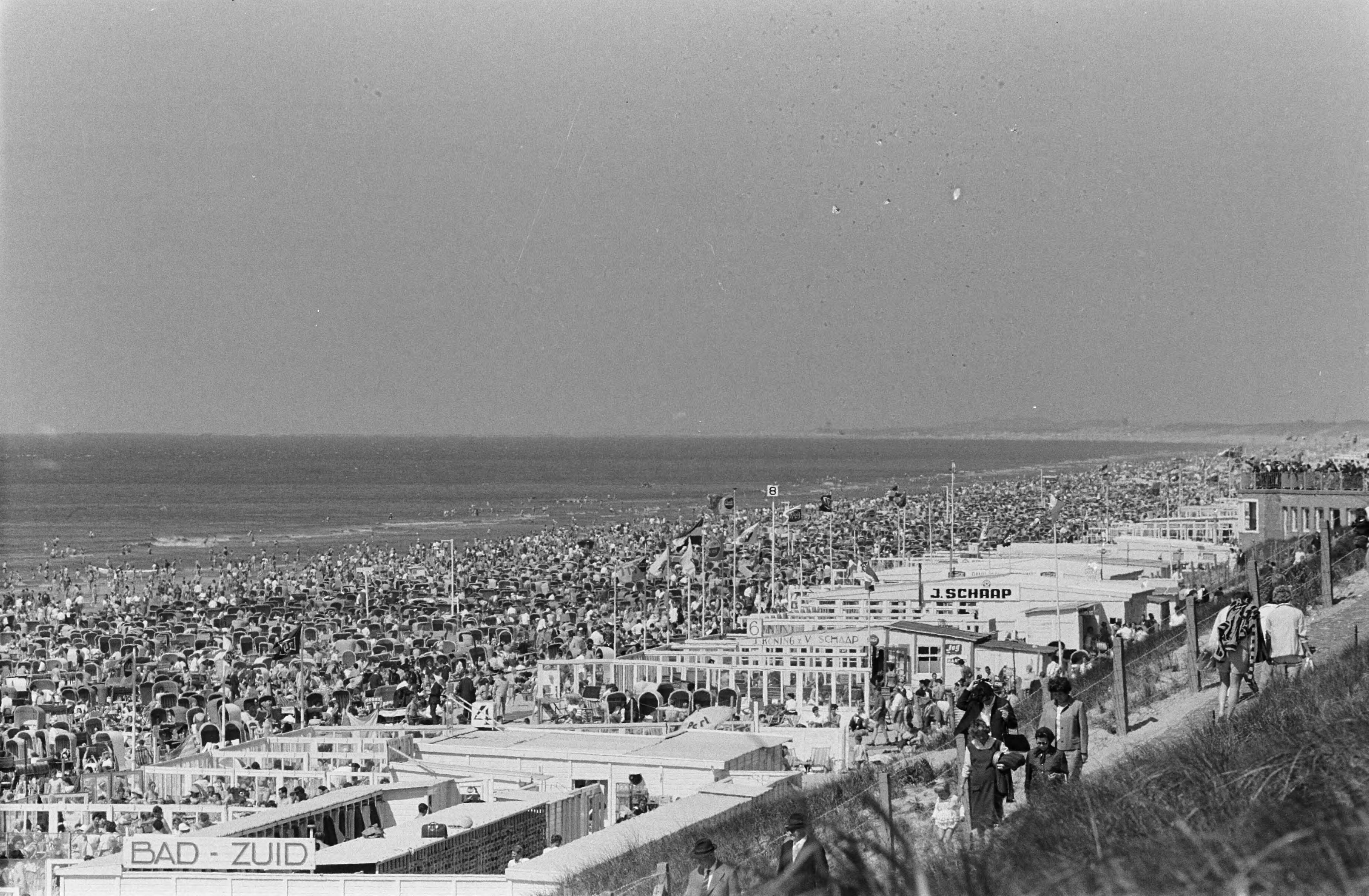 Fotocollectie Anefo — Drukte Pinksterdagen, drukte aan het strand — Foto: Pot, Harry / Anefo. Licentie: Set B: Rechtenvrij / Publiek Domein. Bron: Nationaal Archief. http://hdl.handle.net/10648/aa38ff9c-d0b4-102d-bcf8-003048976d84