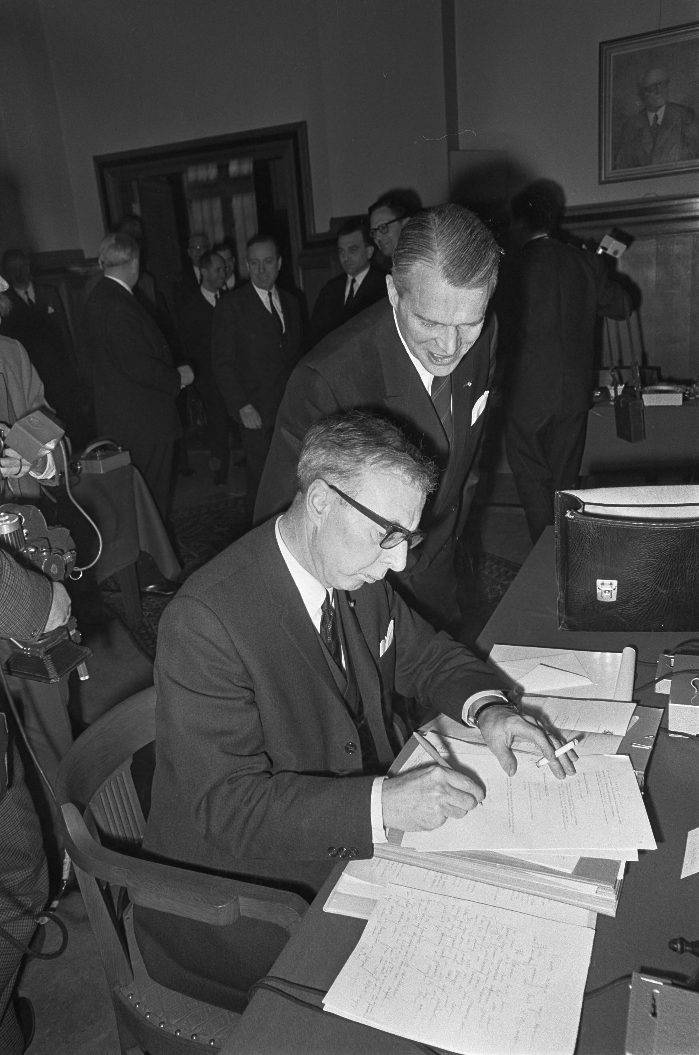 Fotocollectie Anefo — Ministers van Financien van EEG bijeen in Vredespaleis te Den Haag , Premier Zijlstra — Foto: Koch, Eric / Anefo. Licentie: Set B: Rechtenvrij / Publiek Domein. Bron: Nationaal Archief. http://hdl.handle.net/10648/ab0c7bce-d0b4-102d-bcf8-003048976d84