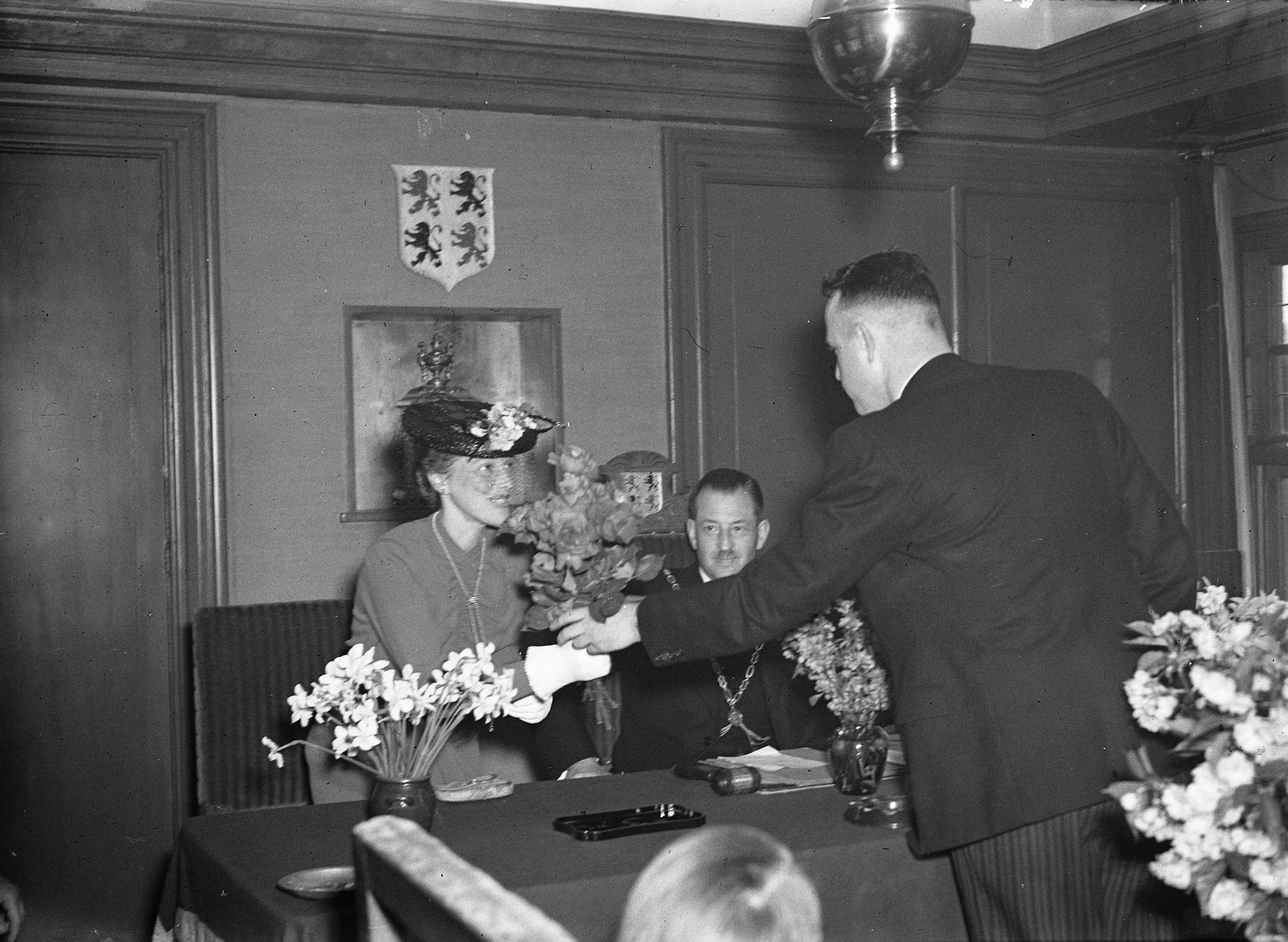 Fotocollectie Anefo — Afscheid van de burgemeester van Krommenie, J. Kalff. Bloemen voor zijn echtgenote — Foto: Sagers, Harry / Anefo. Licentie: Set B: Rechtenvrij / Publiek Domein. Bron: Nationaal Archief. http://hdl.handle.net/10648/a8a7e6de-d0b4-102d-bcf8-003048976d84