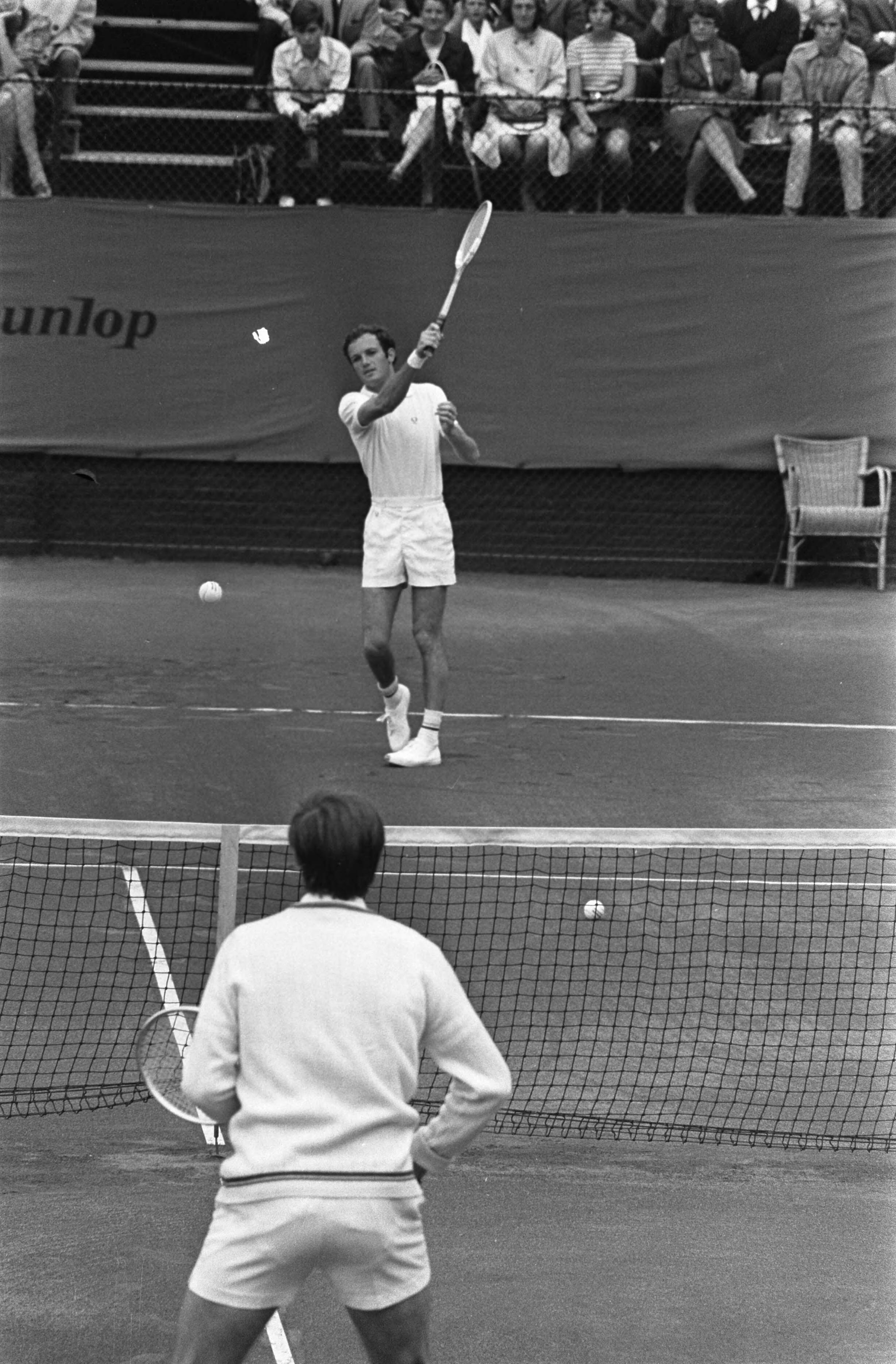 Fotocollectie Anefo — Internationale tenniskampioenschappen in Hilversum ( t Melkhuisje ); Tom Okker (achtergrond) in aktie tegen Lloyd — Foto: Verhoeff, Bert / Anefo. Licentie: Set B: Rechtenvrij / Publiek Domein. Bron: Nationaal Archief. http://hdl.handle.net/10648/ab9dcbc4-d0b4-102d-bcf8-003048976d84