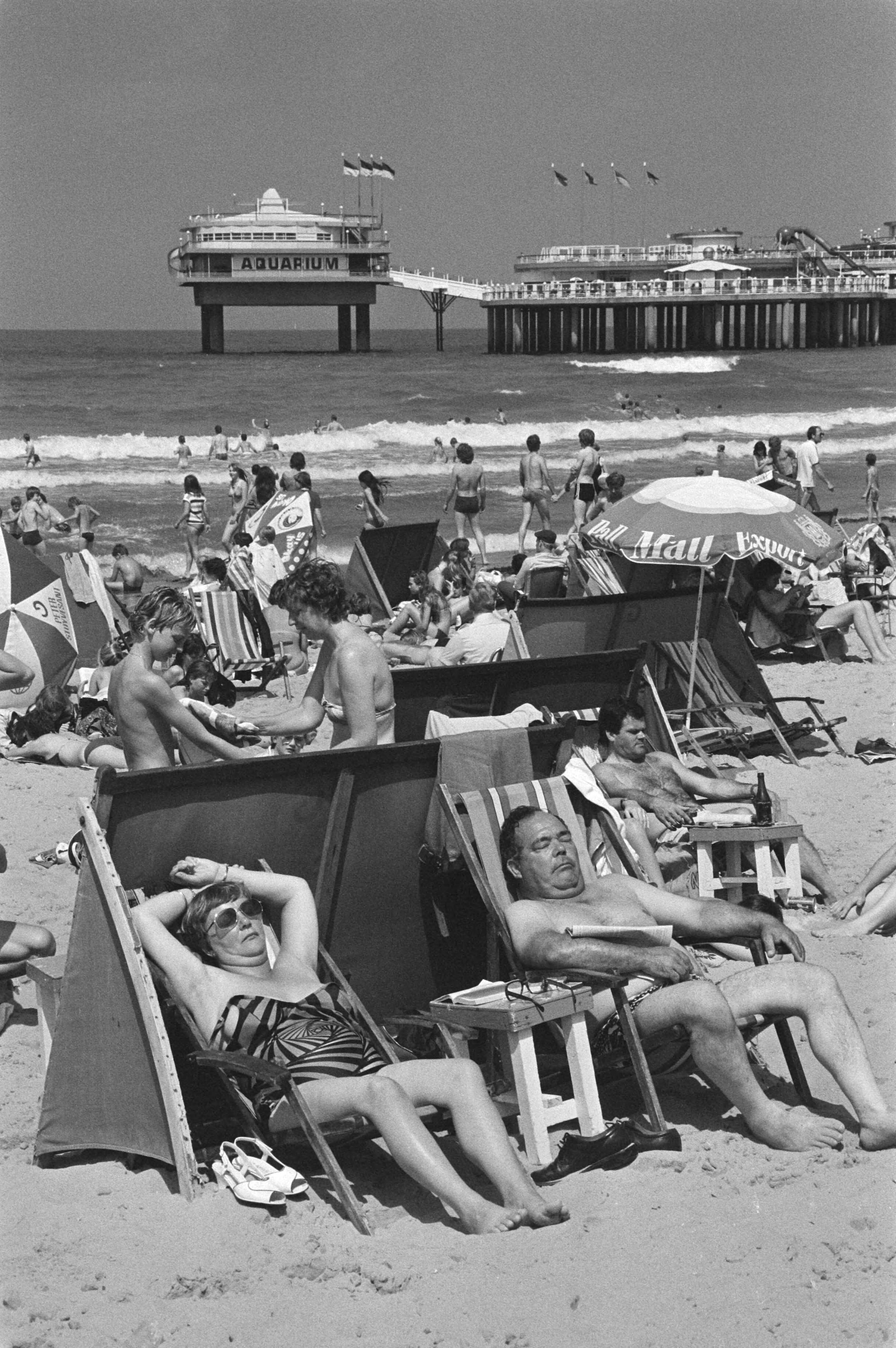 Fotocollectie Anefo — Overvol strand van Scheveningen in verband met het mooie weer, op de achtergrond Pier van Scheveningen — Foto: Dijk, Hans van / Anefo. Licentie: Set B: Rechtenvrij / Publiek Domein. Bron: Nationaal Archief. http://hdl.handle.net/10648/ad00a8ce-d0b4-102d-bcf8-003048976d84