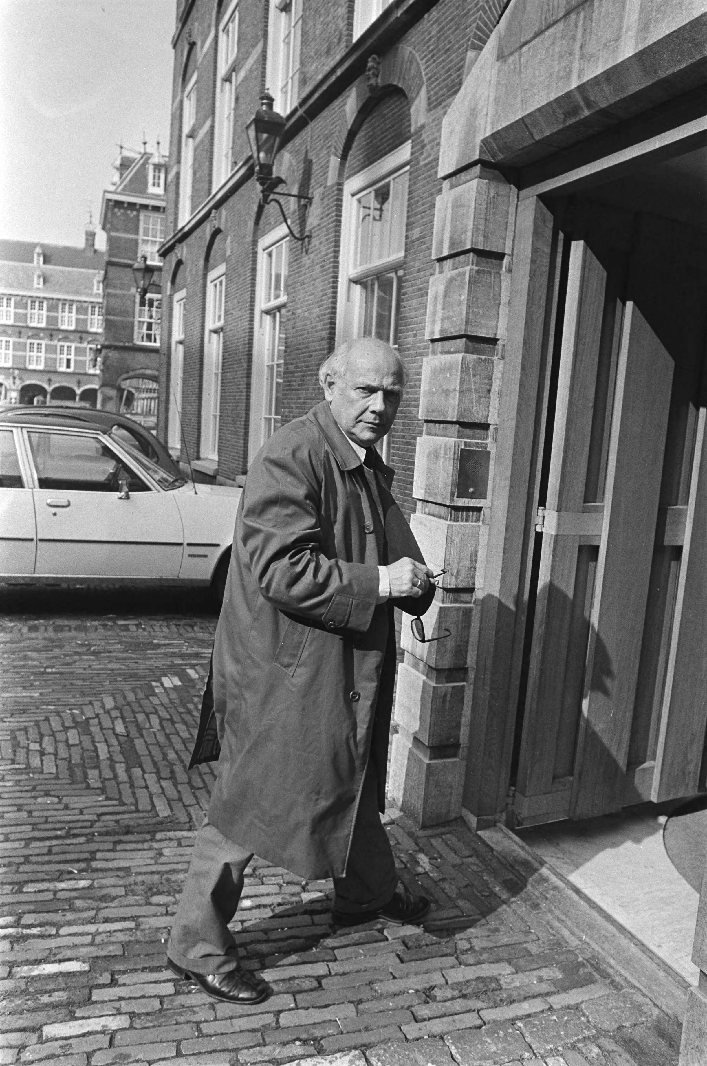 Fotocollectie Anefo — Kabinetsformatie; formateur Den Uyl op Binnenhof — Foto: Peters, Hans / Anefo. Licentie: Set B: Rechtenvrij / Publiek Domein. Bron: Nationaal Archief. http://hdl.handle.net/10648/aca18452-d0b4-102d-bcf8-003048976d84
