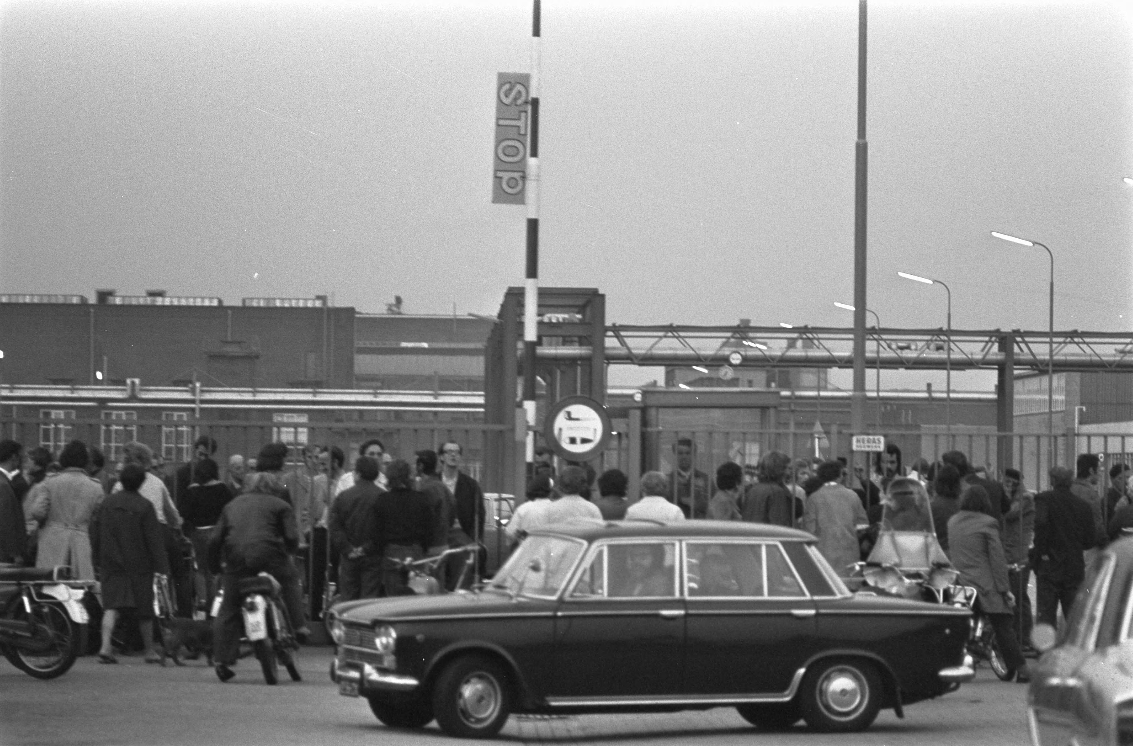 Fotocollectie Anefo — ENKA-bedrijf te Breda bezet door werknemers — Foto: Peters, Hans / Anefo. Licentie: Set B: Rechtenvrij / Publiek Domein. Bron: Nationaal Archief. http://hdl.handle.net/10648/abf6468c-d0b4-102d-bcf8-003048976d84