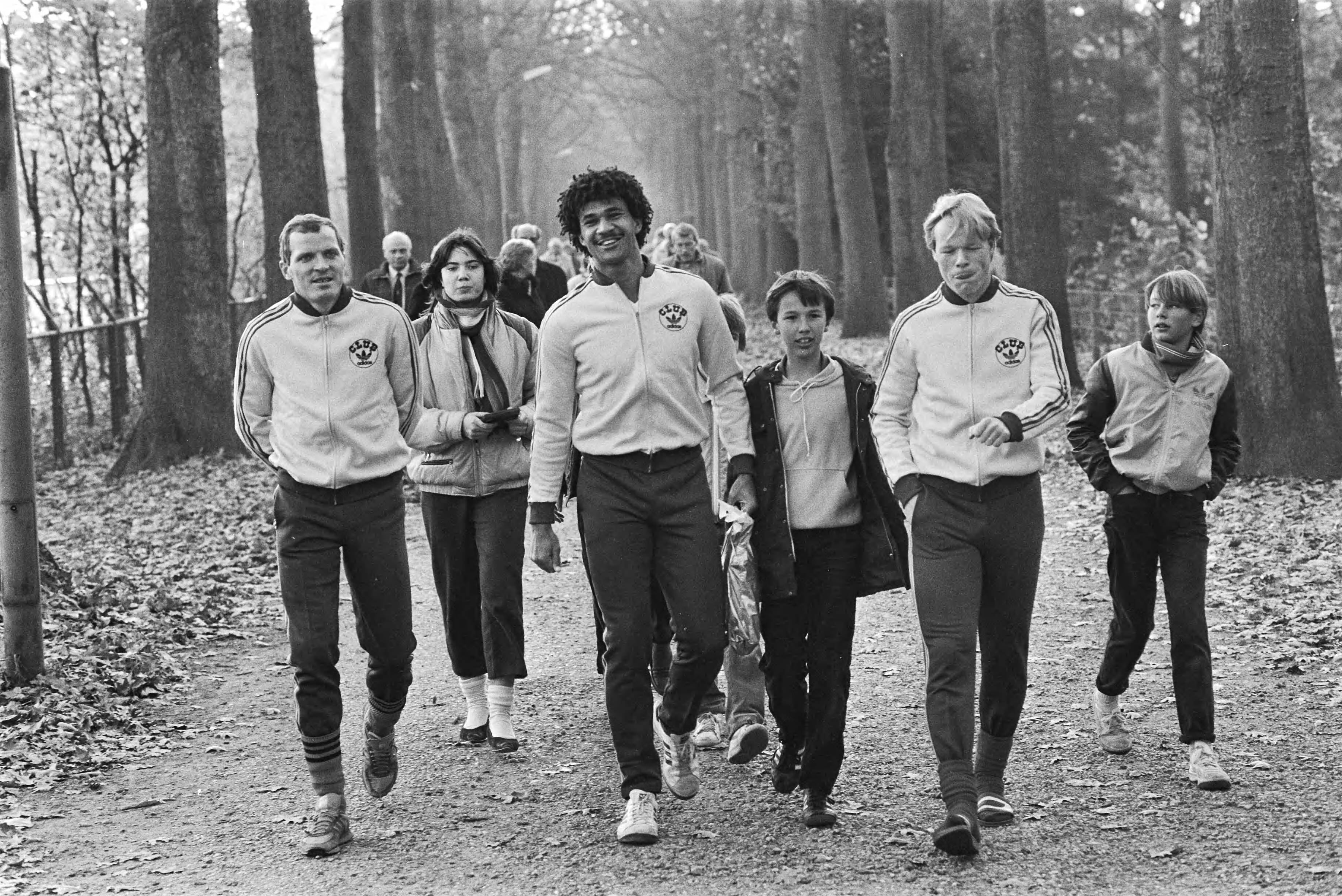 Zeist, training Nederlands elftal in verband met interland tegen Spanje — V.l.n.r. Willy van de Kerkhof , Ruud Gullit en Ronald Koeman — Foto: Antonisse, Marcel / Anefo. Licentie: Set B: Rechtenvrij / Publiek Domein. Bron: Nationaal Archief. http://hdl.handle.net/10648/ad30adbc-d0b4-102d-bcf8-003048976d84