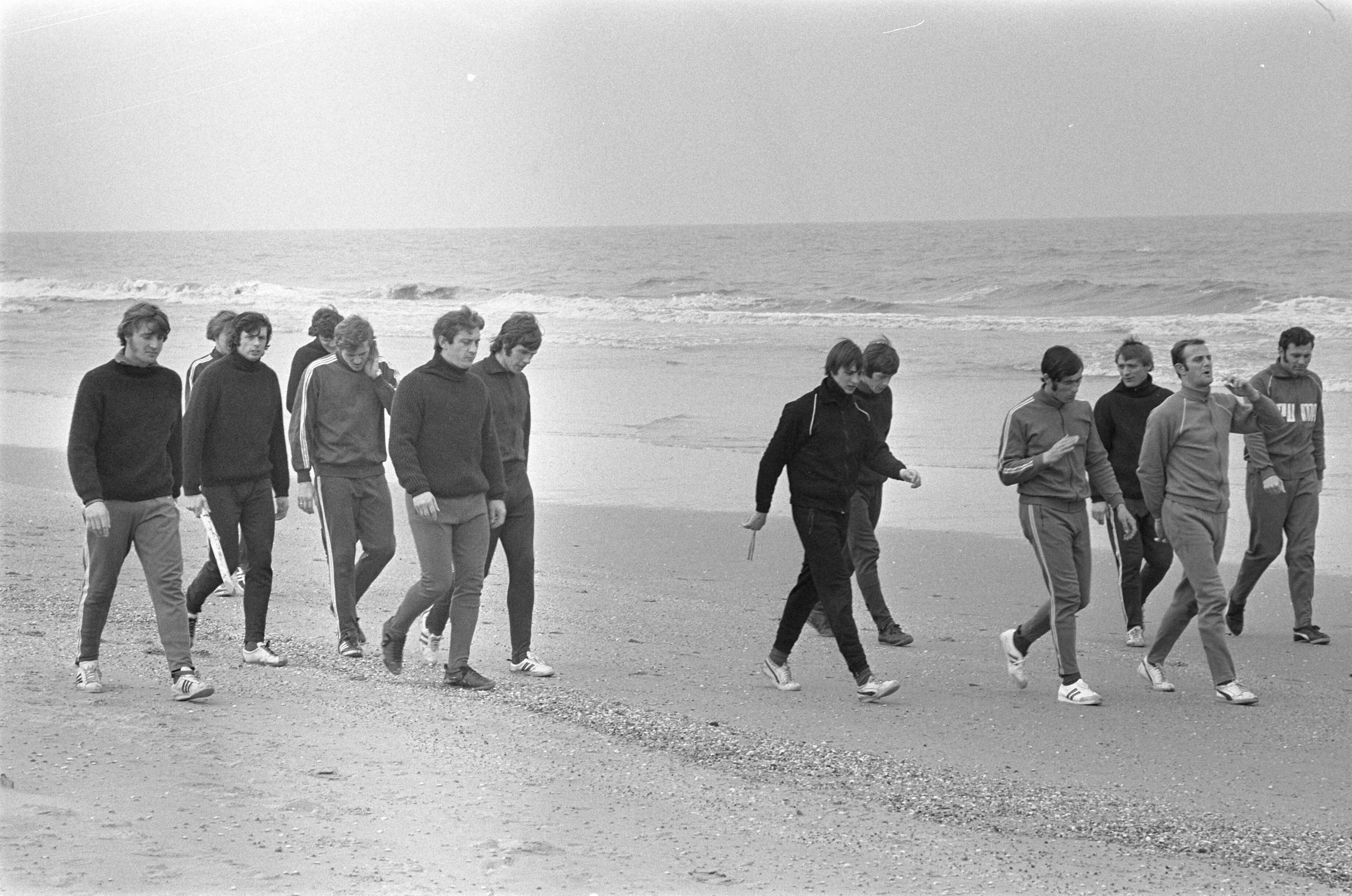 Training van Ajax in de duinen en op het strand bij Wassenaar ter voorbereiding voor de wedstrijd tegen Arsenal — De voetballers maken een strandwandeling — Foto: Fotograaf Onbekend / Anefo. Licentie: Set B: Rechtenvrij / Publiek Domein. Bron: Nationaal Archief. http://hdl.handle.net/10648/ab940f26-d0b4-102d-bcf8-003048976d84
