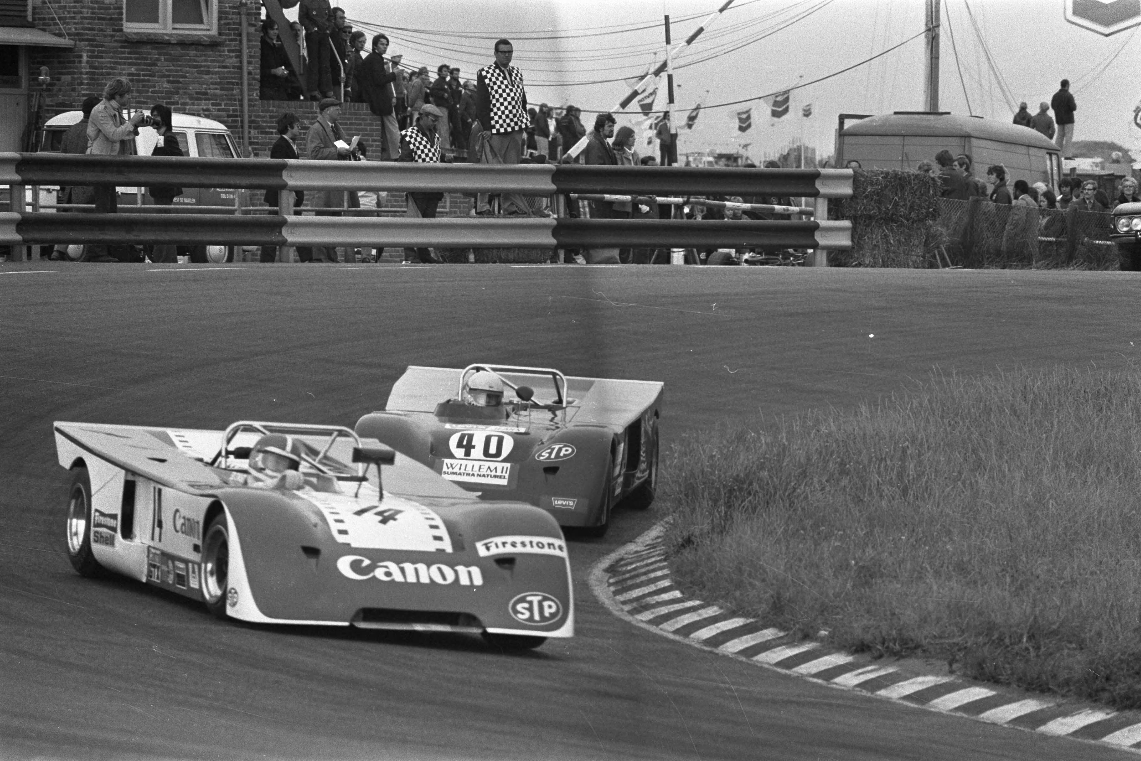 Fotocollectie Anefo — Autoraces "Trophy of the Dunes" , Zandvoort, (l) Ed Swart (in nr. 14) en (r) Toine Hezemans (in nr. 40) sportcars en prototypes — Foto: Evers, Joost / Anefo. Licentie: Set B: Rechtenvrij / Publiek Domein. Bron: Nationaal Archief. http://hdl.handle.net/10648/abd05706-d0b4-102d-bcf8-003048976d84