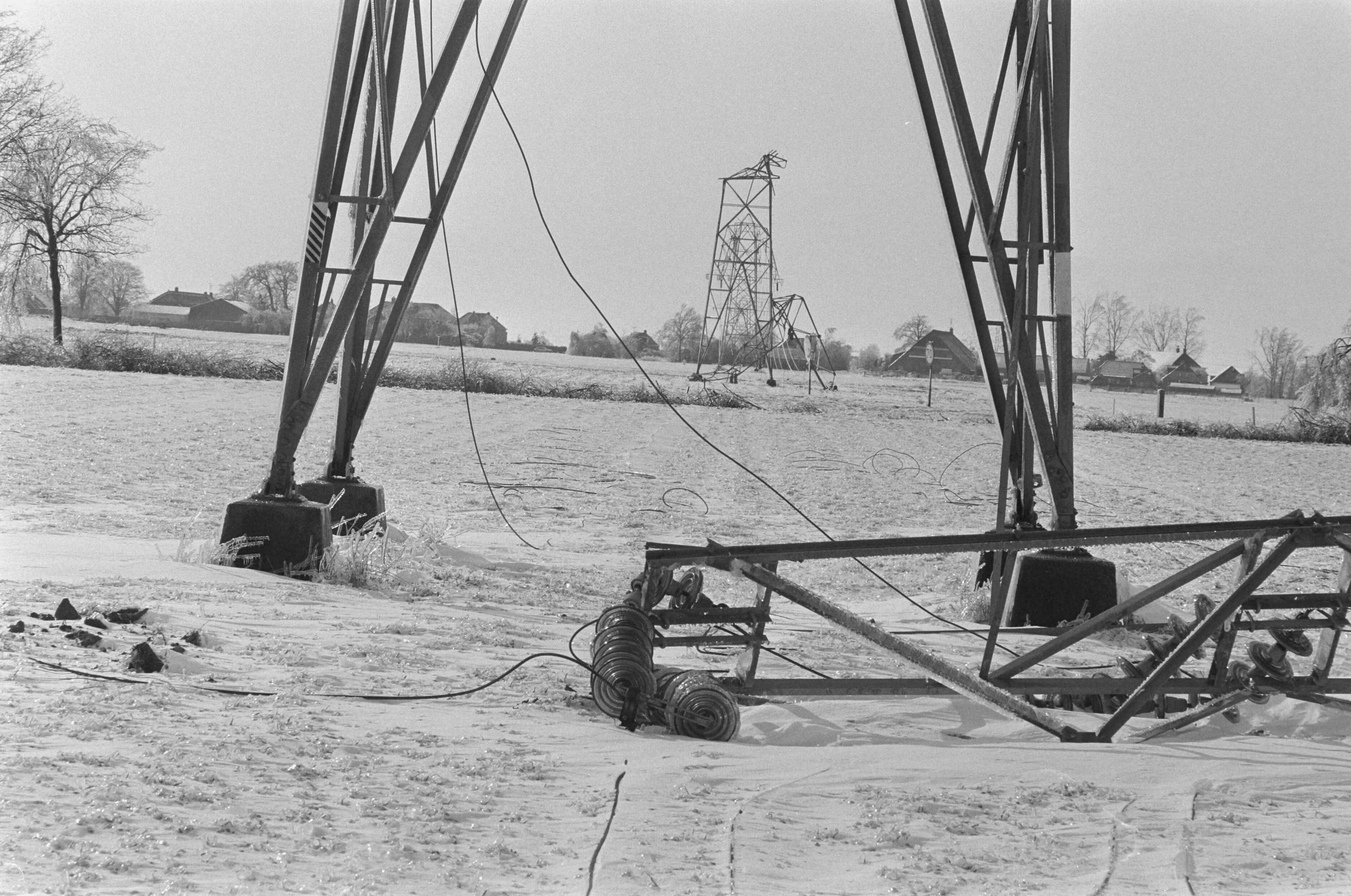 Fotocollectie Anefo — Overlast door ijzel in noorden van het land; afgebroken hoogspanningsmast bij Veendam — Foto: Bogaerts, Rob / Anefo. Licentie: Set B: Rechtenvrij / Publiek Domein. Bron: Nationaal Archief. http://hdl.handle.net/10648/ad5d7978-d0b4-102d-bcf8-003048976d84