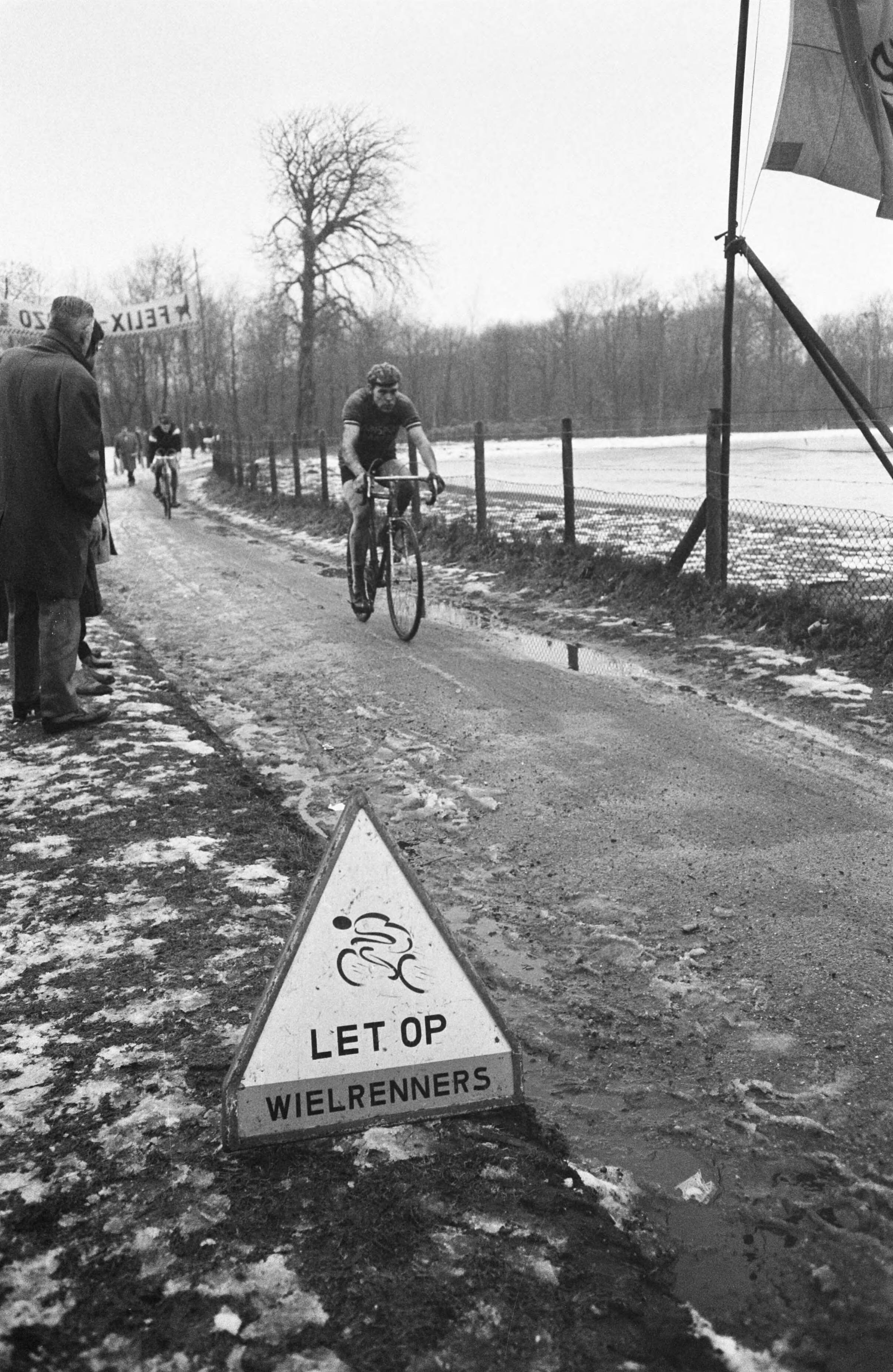 Fotocollectie Anefo — Cyclo-cross "Katerkoers 1969" op voorgrond bord "Let op wielrenners" . — Foto: Koch, Eric / Anefo. Licentie: Set B: Rechtenvrij / Publiek Domein. Bron: Nationaal Archief. http://hdl.handle.net/10648/ab59c500-d0b4-102d-bcf8-003048976d84