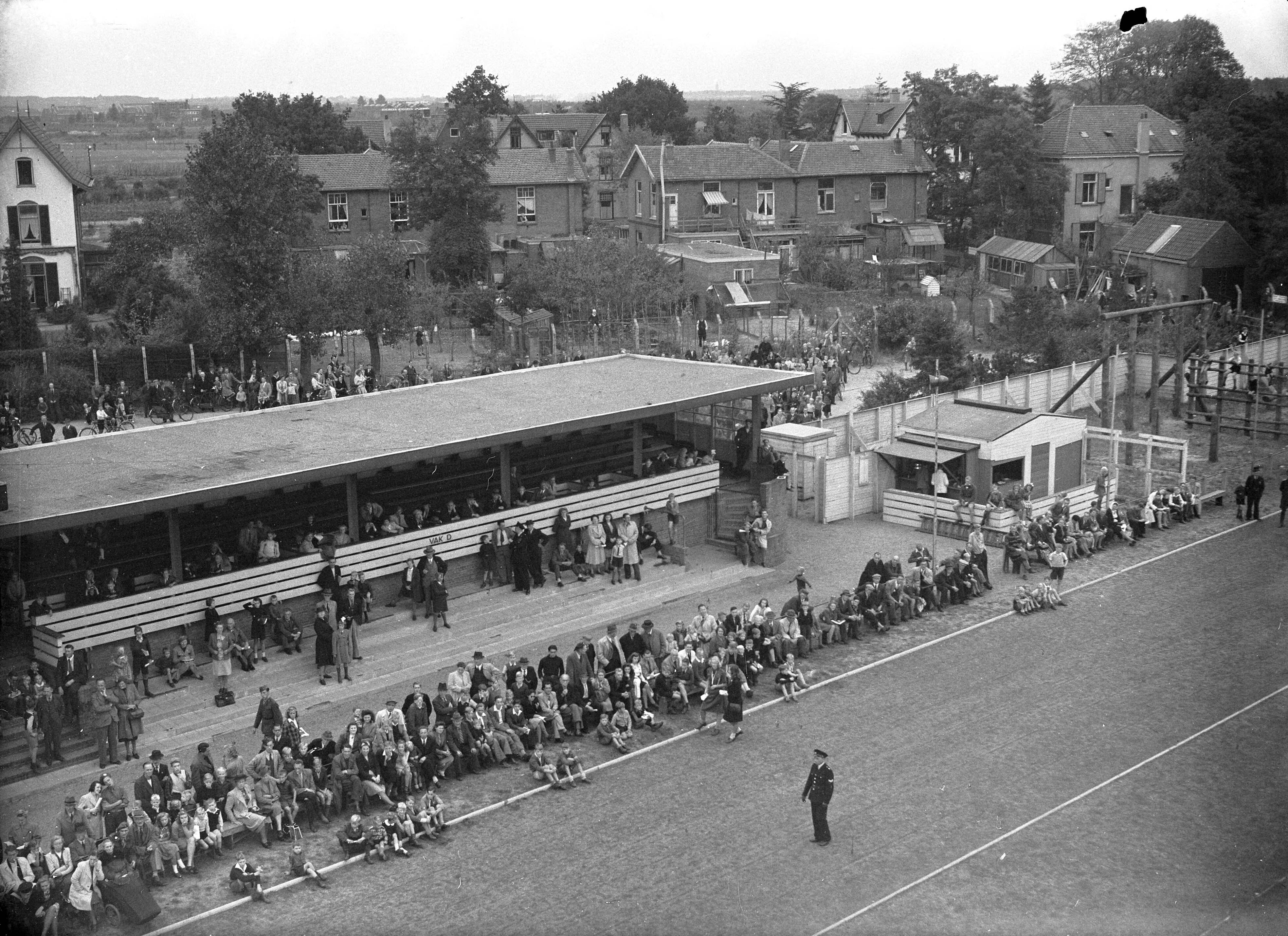 Fotocollectie Anefo — Landdag van de koninklijke vereniging "Oost en West" op het Hilversumse Sportpark — Foto: Sagers, Harry / Anefo. Licentie: Set B: Rechtenvrij / Publiek Domein. Bron: Nationaal Archief. http://hdl.handle.net/10648/a8adbfaa-d0b4-102d-bcf8-003048976d84