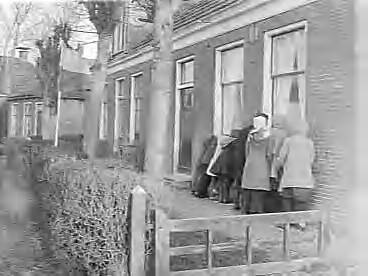 Fotocollectie Anefo — Vierling Lautenbach uit Deinum allemaal thuis, jeugd van Deinum verdringt zich bij de vensters van het huis — Foto: Rossem, Wim van / Anefo. Licentie: Set B: Rechtenvrij / Publiek Domein. Bron: Nationaal Archief. http://hdl.handle.net/10648/a98c6a5c-d0b4-102d-bcf8-003048976d84