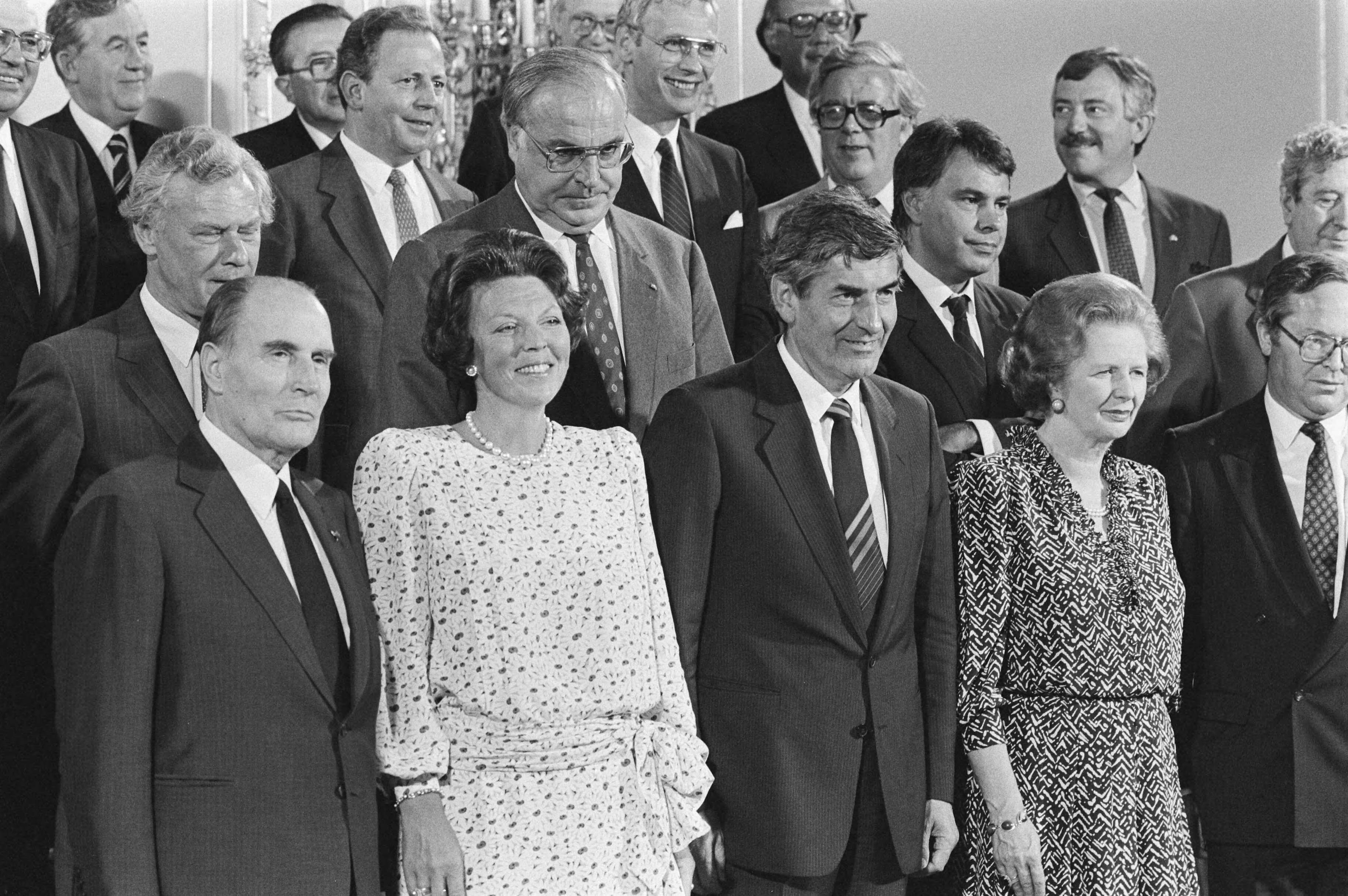 Fotocollectie Anefo — EEG-top bijeen in Den Haag ; ontvangst op Paleis Noordeinde, Mitterand, Lubbers, Thatcher, Schluter, Kohl en Gonzales — Foto: Bogaerts, Rob / Anefo. Licentie: Set B: Rechtenvrij / Publiek Domein. Bron: Nationaal Archief. http://hdl.handle.net/10648/ad54d4d0-d0b4-102d-bcf8-003048976d84