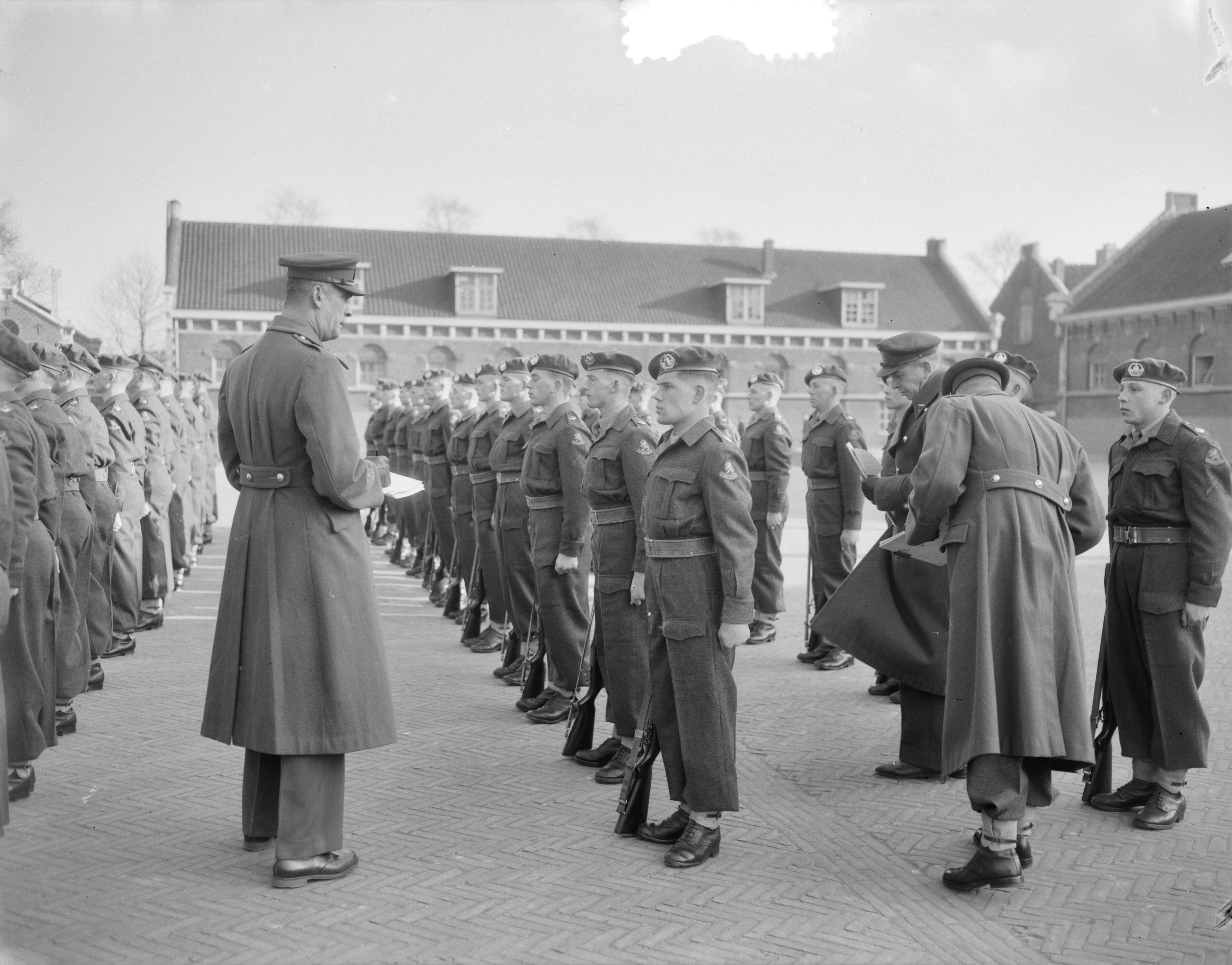 Fotocollectie Anefo — Exercitiewedstrijden van de Koninklijke Landmacht te Den Haag — Foto: Duinen, G.W. van / Anefo. Licentie: Set B: Rechtenvrij / Publiek Domein. Bron: Nationaal Archief. http://hdl.handle.net/10648/a91bd45e-d0b4-102d-bcf8-003048976d84
