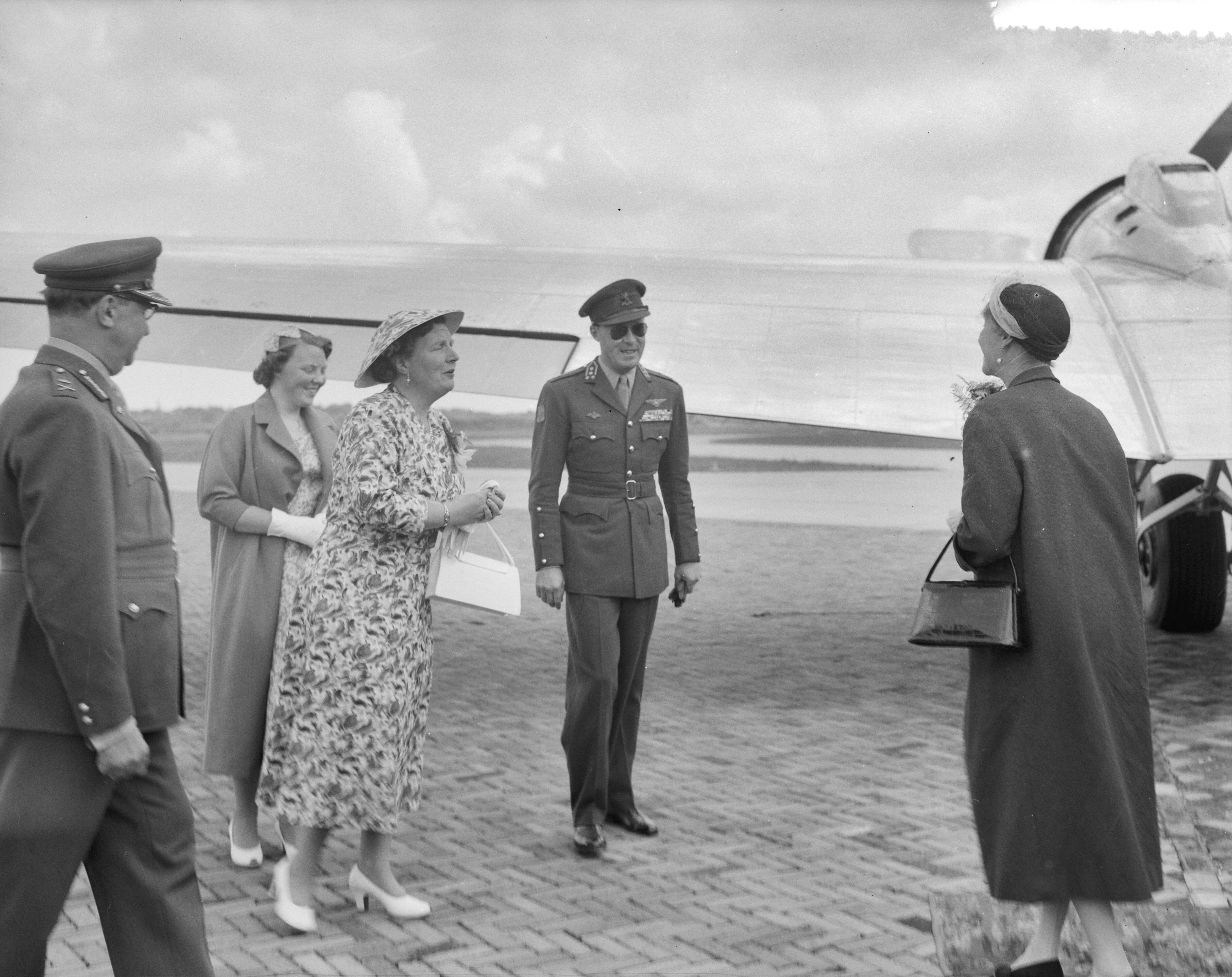 Staatsbezoek groothertogin Charlotte van Luxemburg en haar echtgenoot prins Felix — Laatste dag bezoek Luxemburgs groot-hertogelijk paar. Vertrek Soesterberg — Foto: Bilsen, Joop van / Anefo. Licentie: Set B: Rechtenvrij / Publiek Domein. Bron: Nationaal Archief. http://hdl.handle.net/10648/a9497d50-d0b4-102d-bcf8-003048976d84