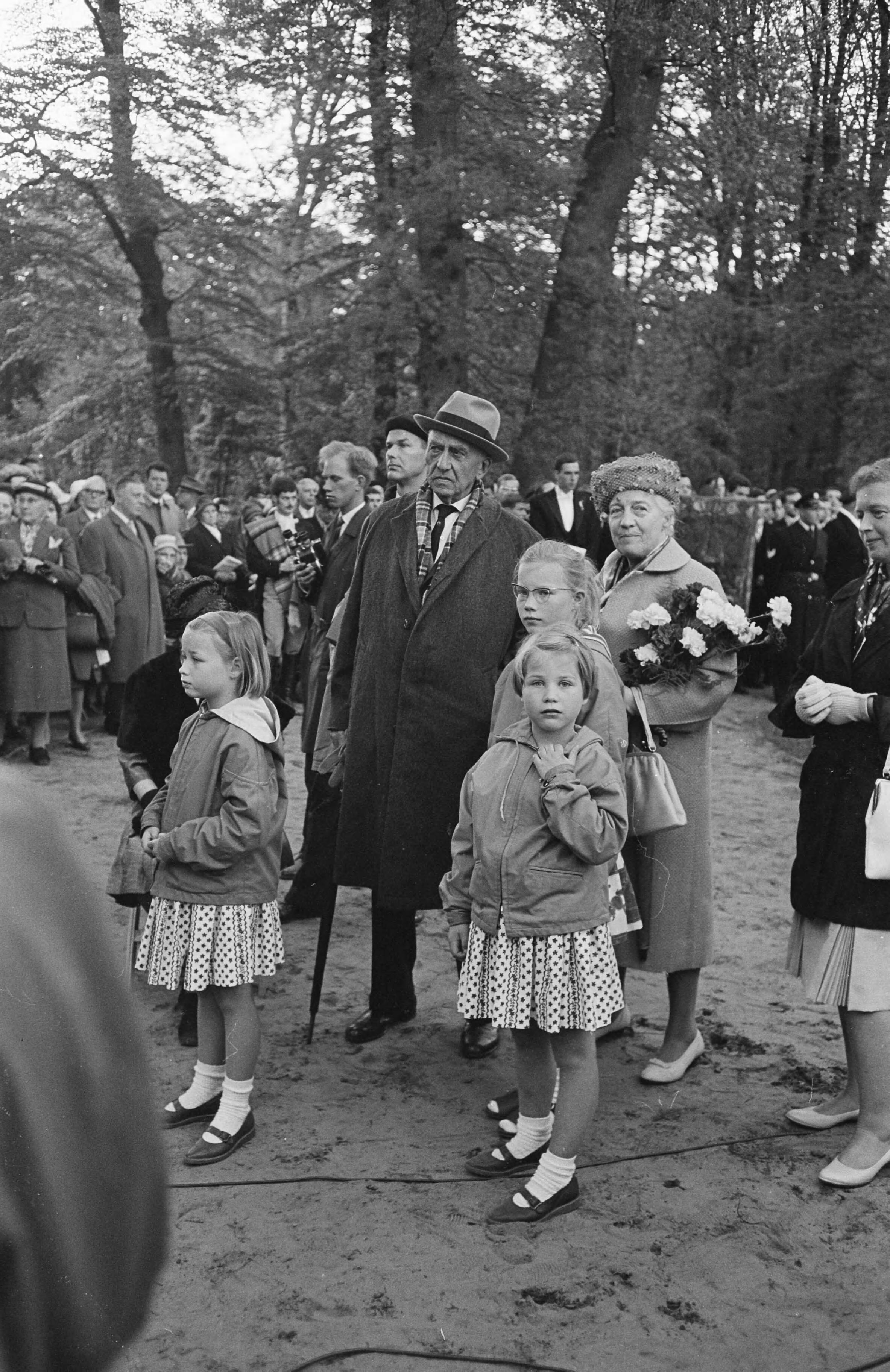 Fotocollectie Anefo — Hildebrandmonument onthuld in de Haarlemmerhout te Haarlem, Beeldhouwer Jan Bronner met echtgenote [en (achter)kleinkinderen?] — Foto: Pot, Harry / Anefo. Licentie: Set B: Rechtenvrij / Publiek Domein. Bron: Nationaal Archief. http://hdl.handle.net/10648/aa0aef94-d0b4-102d-bcf8-003048976d84