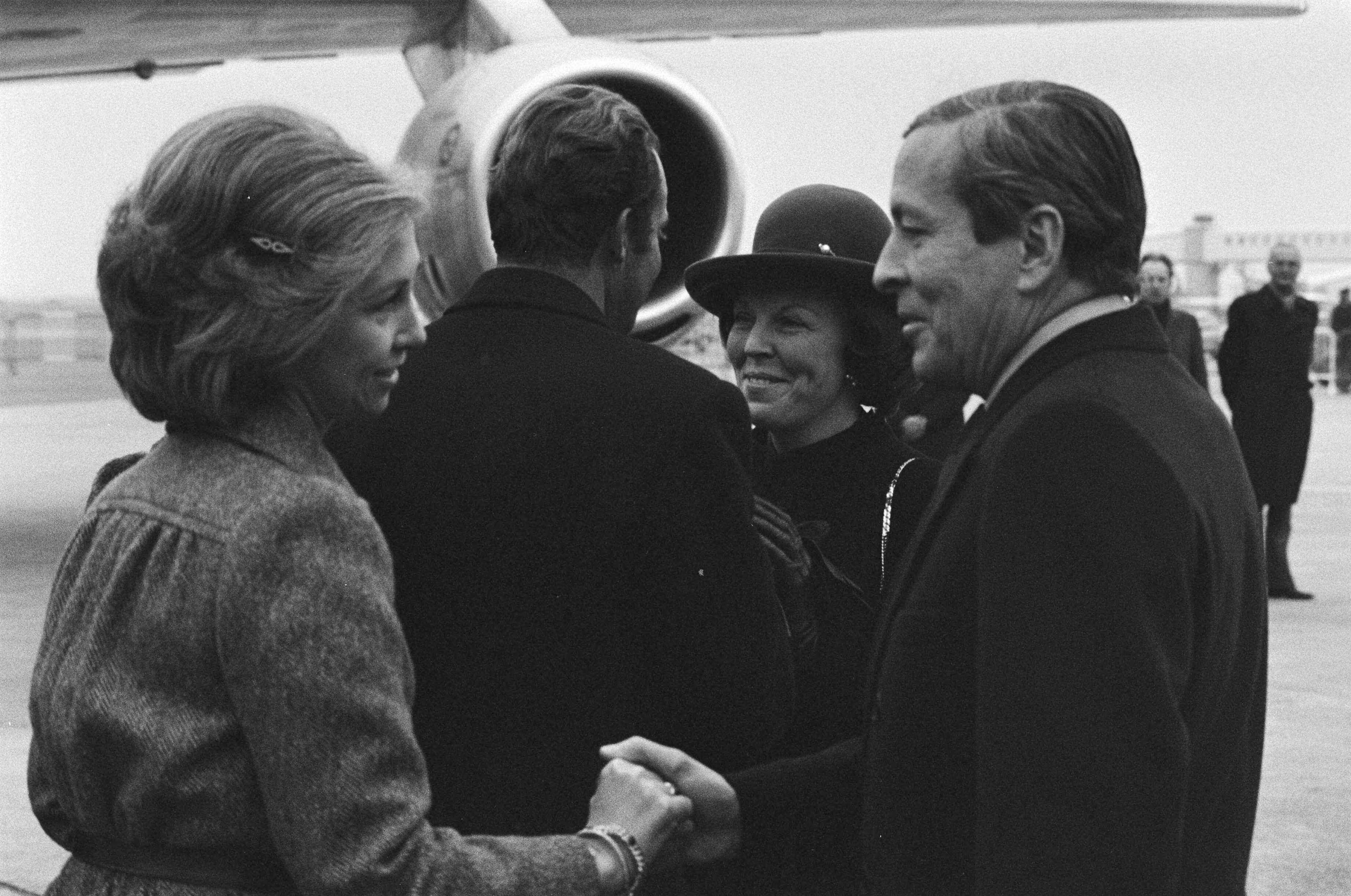 Fotocollectie Anefo — Koningin neemt op Schiphol afscheid van Spaans Koninklijk paar; nr. 20 , 21: Koningin Sophia en Prins Claus — Foto: Croes, Rob C. / Anefo. Licentie: Set B: Rechtenvrij / Publiek Domein. Bron: Nationaal Archief. http://hdl.handle.net/10648/acdcc27e-d0b4-102d-bcf8-003048976d84