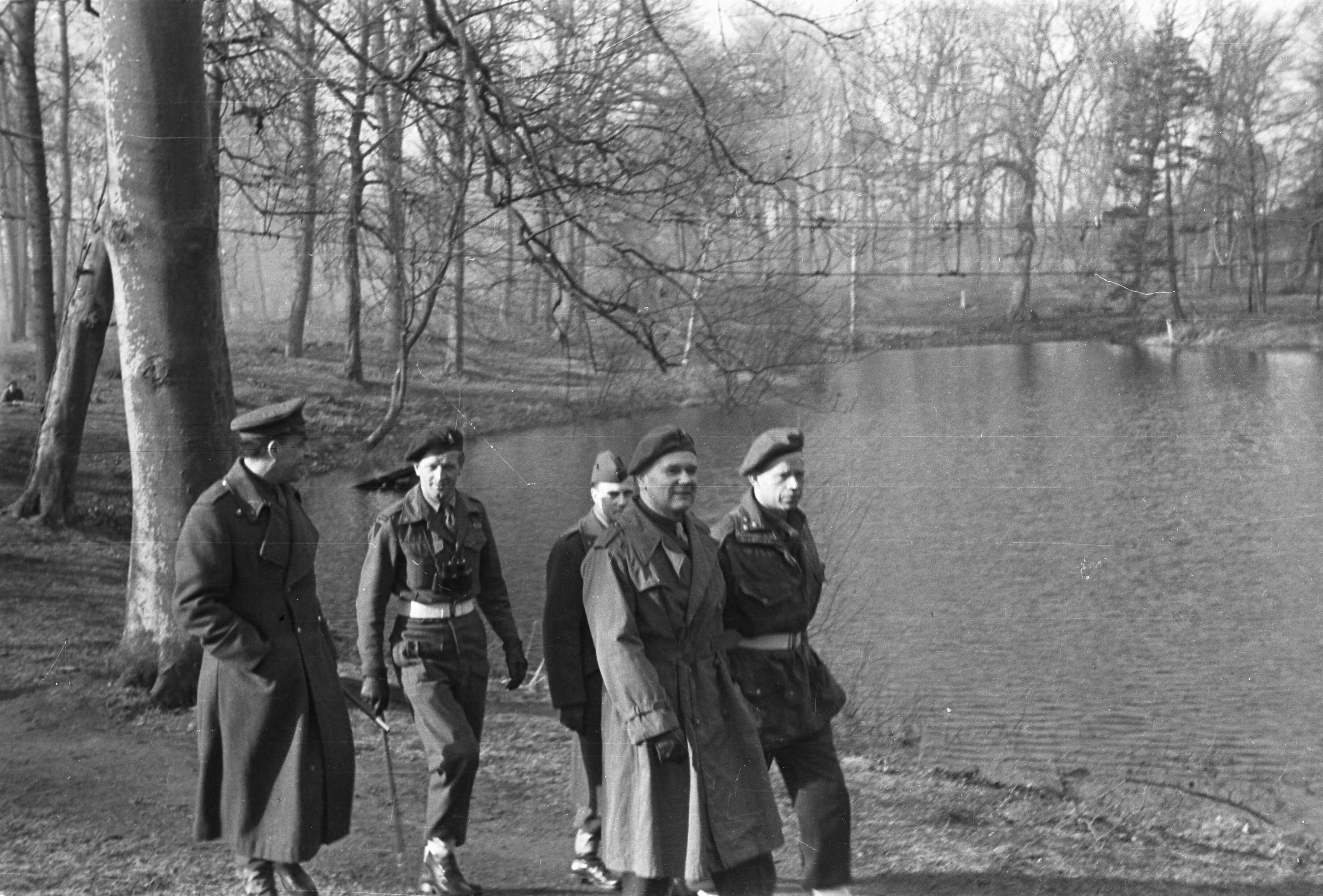 Fotocollectie Anefo — Militair opleidingskamp te Bloemendaal(bezoek Generaal Kruls ) — Foto: Dudok van Heel, Jack / Anefo. Licentie: Set B: Rechtenvrij / Publiek Domein. Bron: Nationaal Archief. http://hdl.handle.net/10648/a898a002-d0b4-102d-bcf8-003048976d84